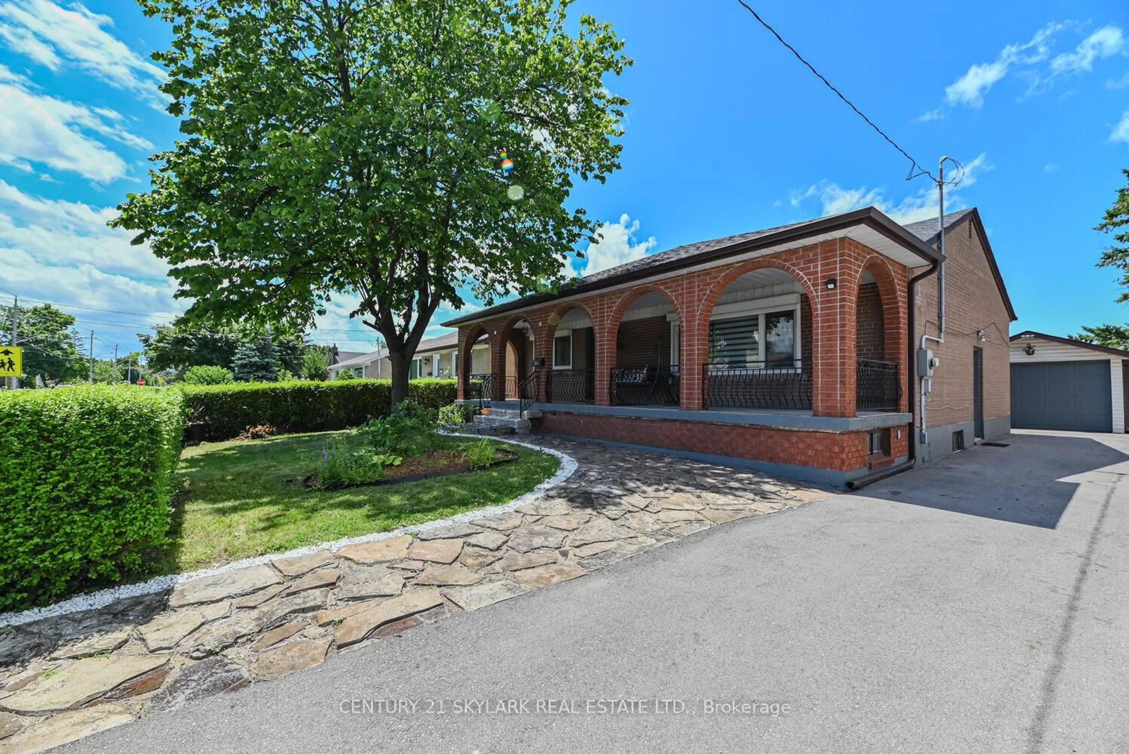 A pic from outside/outdoor area/front of a property/back of a property/a pic from drone, street for 3331 Etude Dr, Mississauga Ontario L4T 1T4