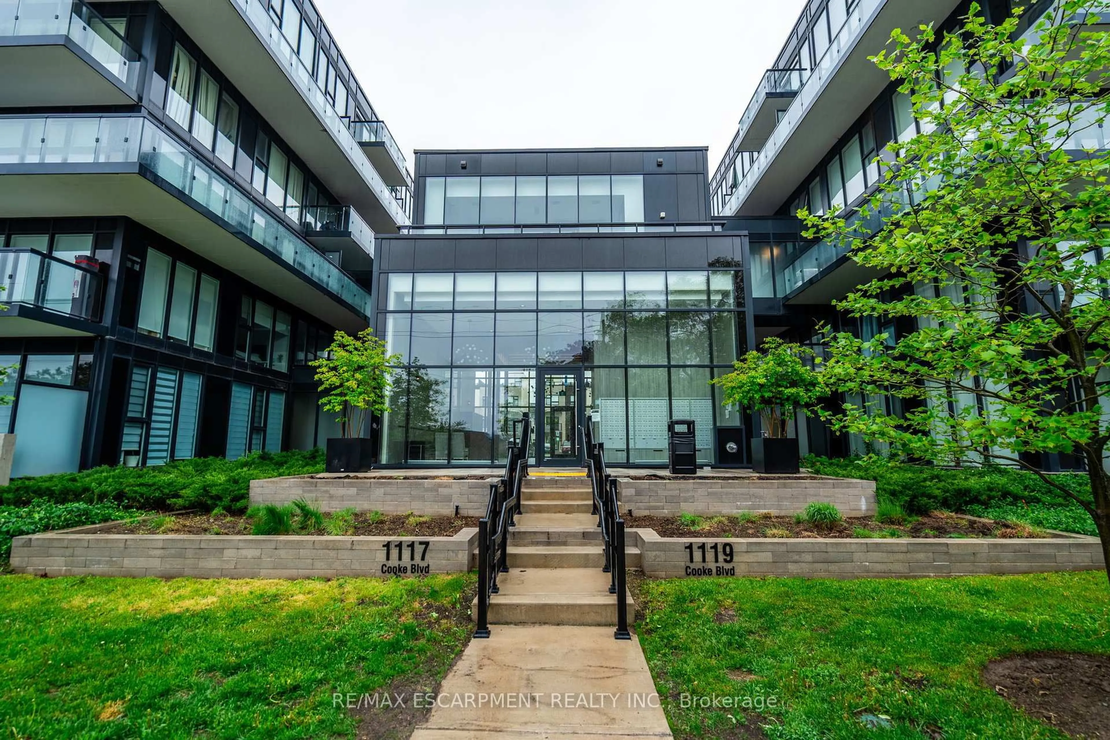 Patio, building for 1119 COOKE Blvd #B223, Burlington Ontario L7T 0C7
