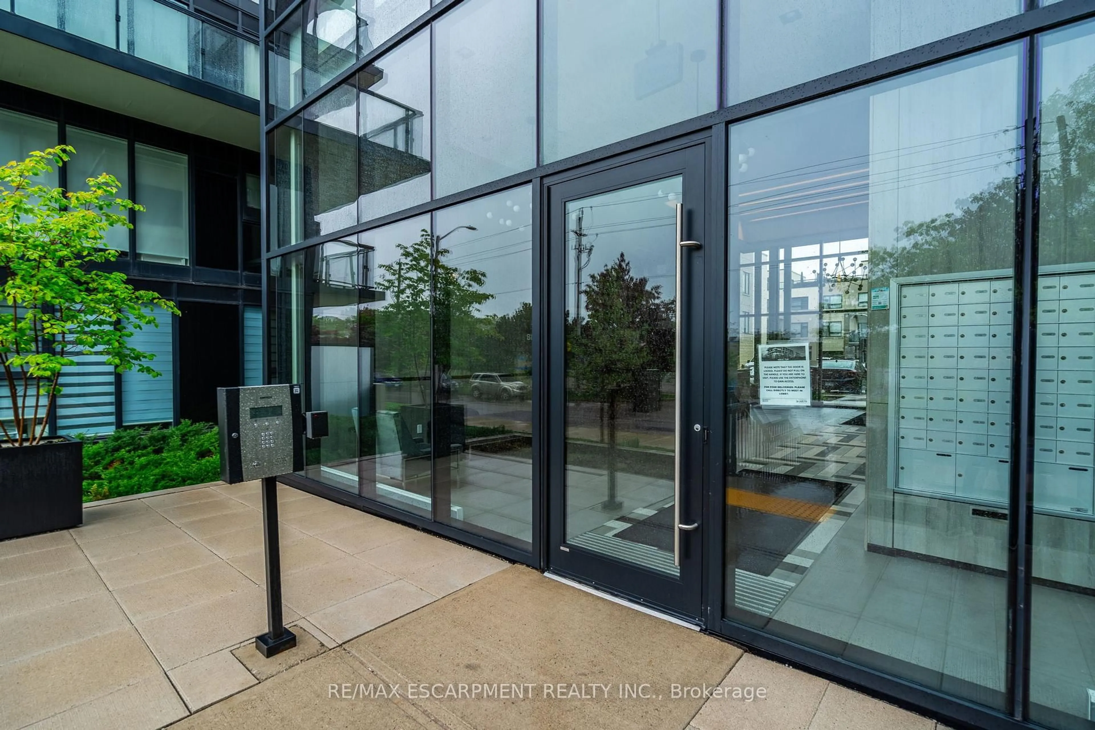 Indoor foyer for 1119 COOKE Blvd #B223, Burlington Ontario L7T 0C7