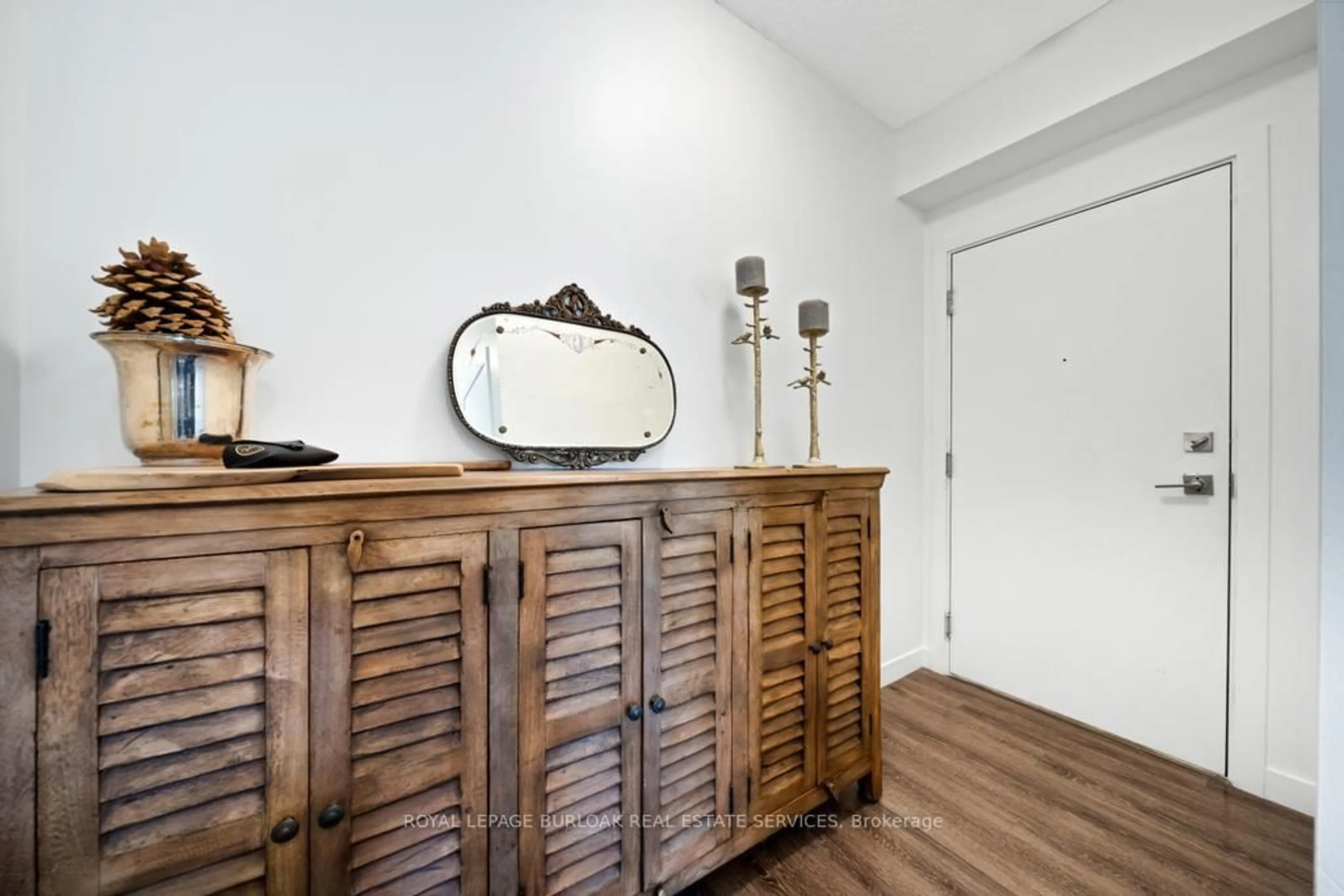 Indoor entryway for 2087 Fairview St #1809, Burlington Ontario L7R 0E5