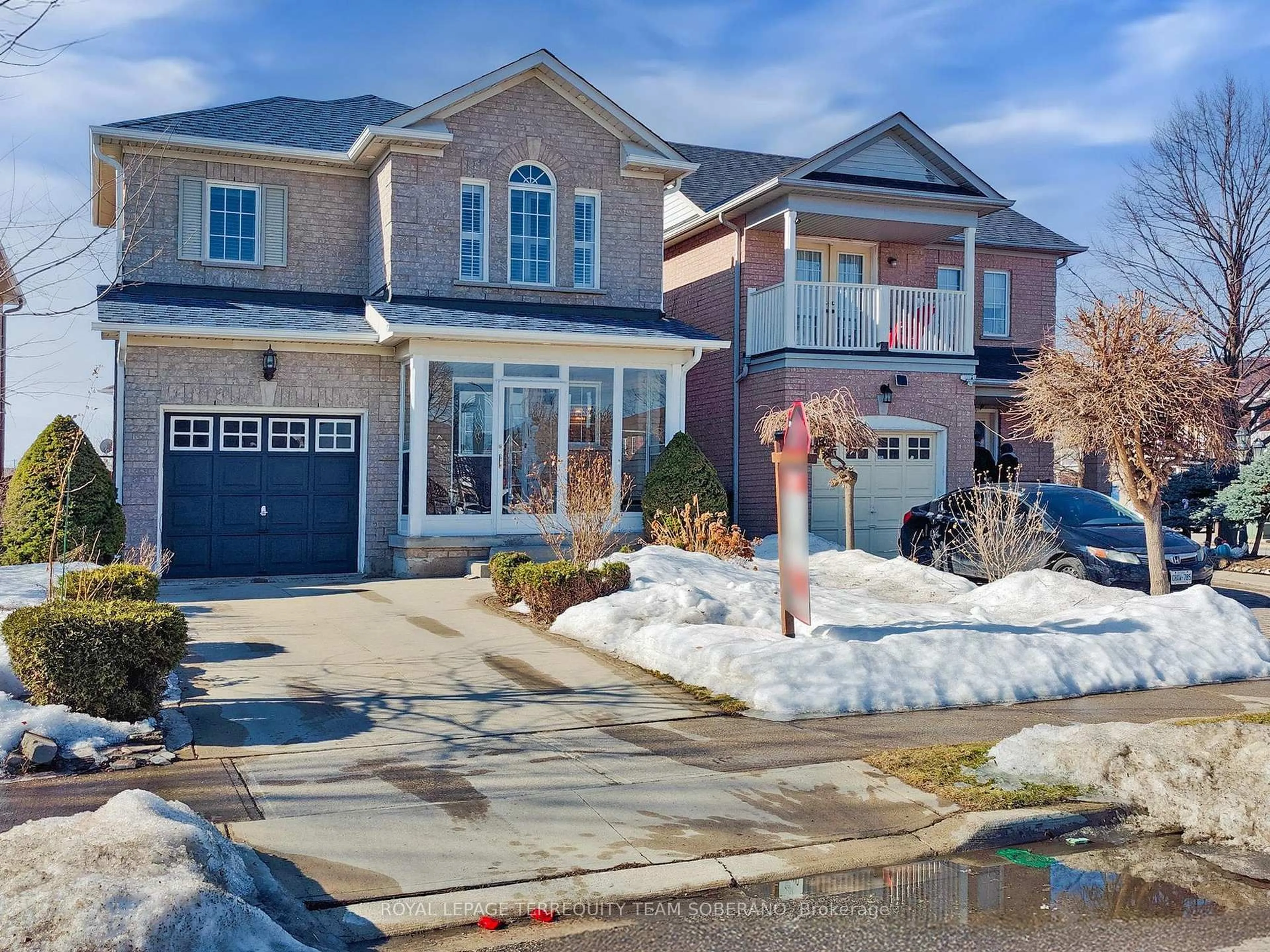 Home with brick exterior material, street for 4 Dunlop Crt, Brampton Ontario L6X 4Z8