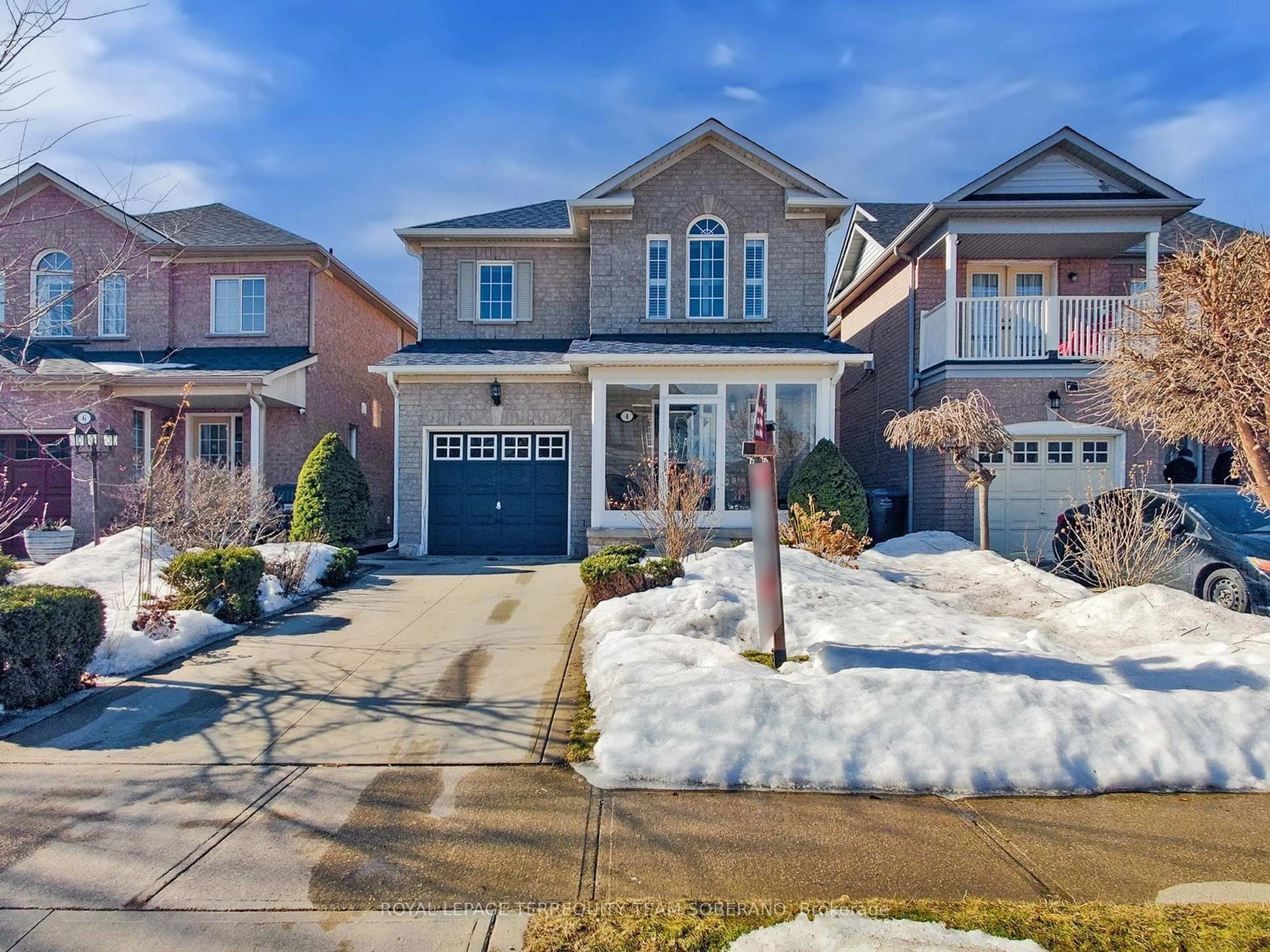 Home with brick exterior material, street for 4 Dunlop Crt, Brampton Ontario L6X 4Z8