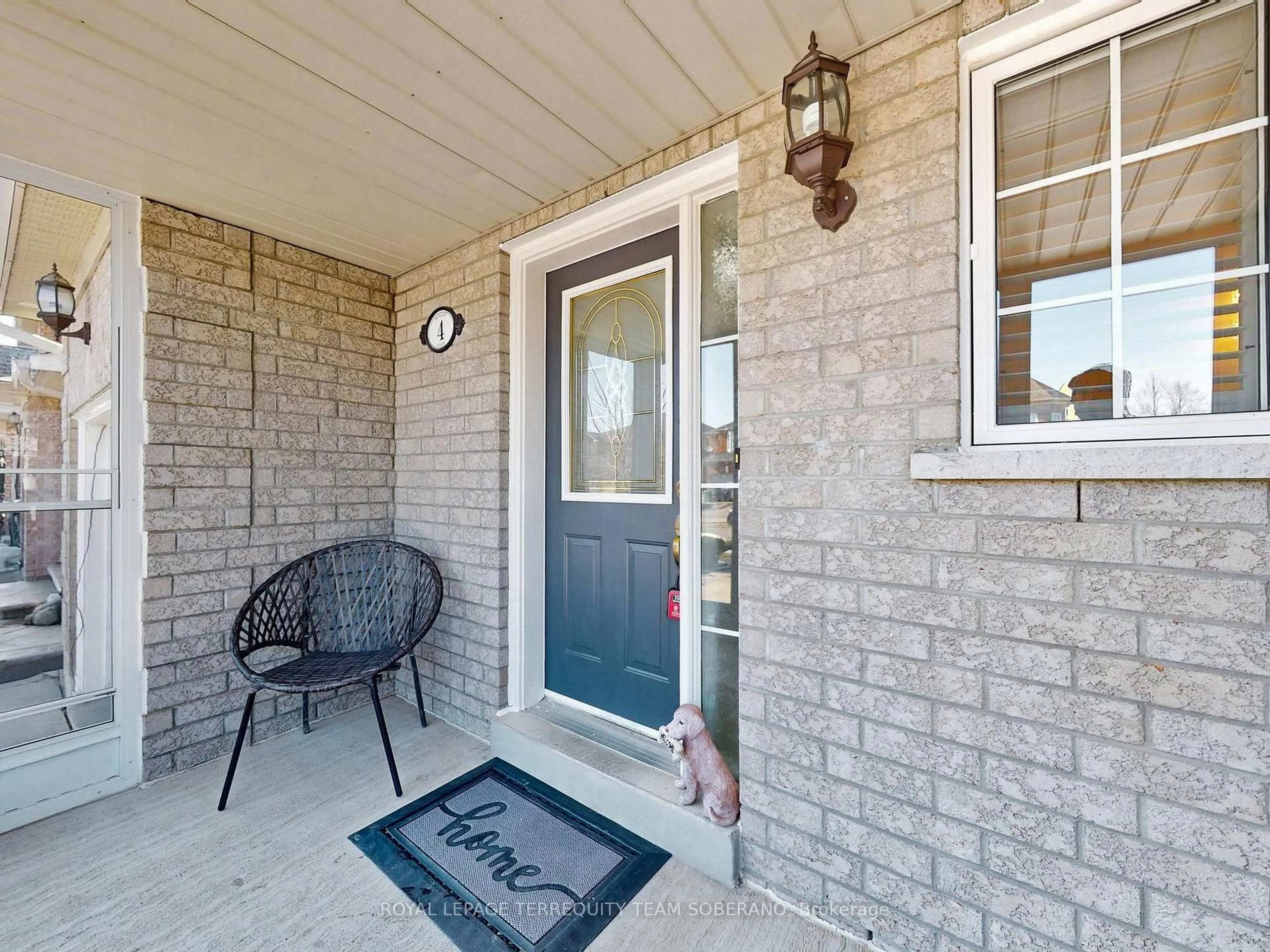 Indoor entryway for 4 Dunlop Crt, Brampton Ontario L6X 4Z8