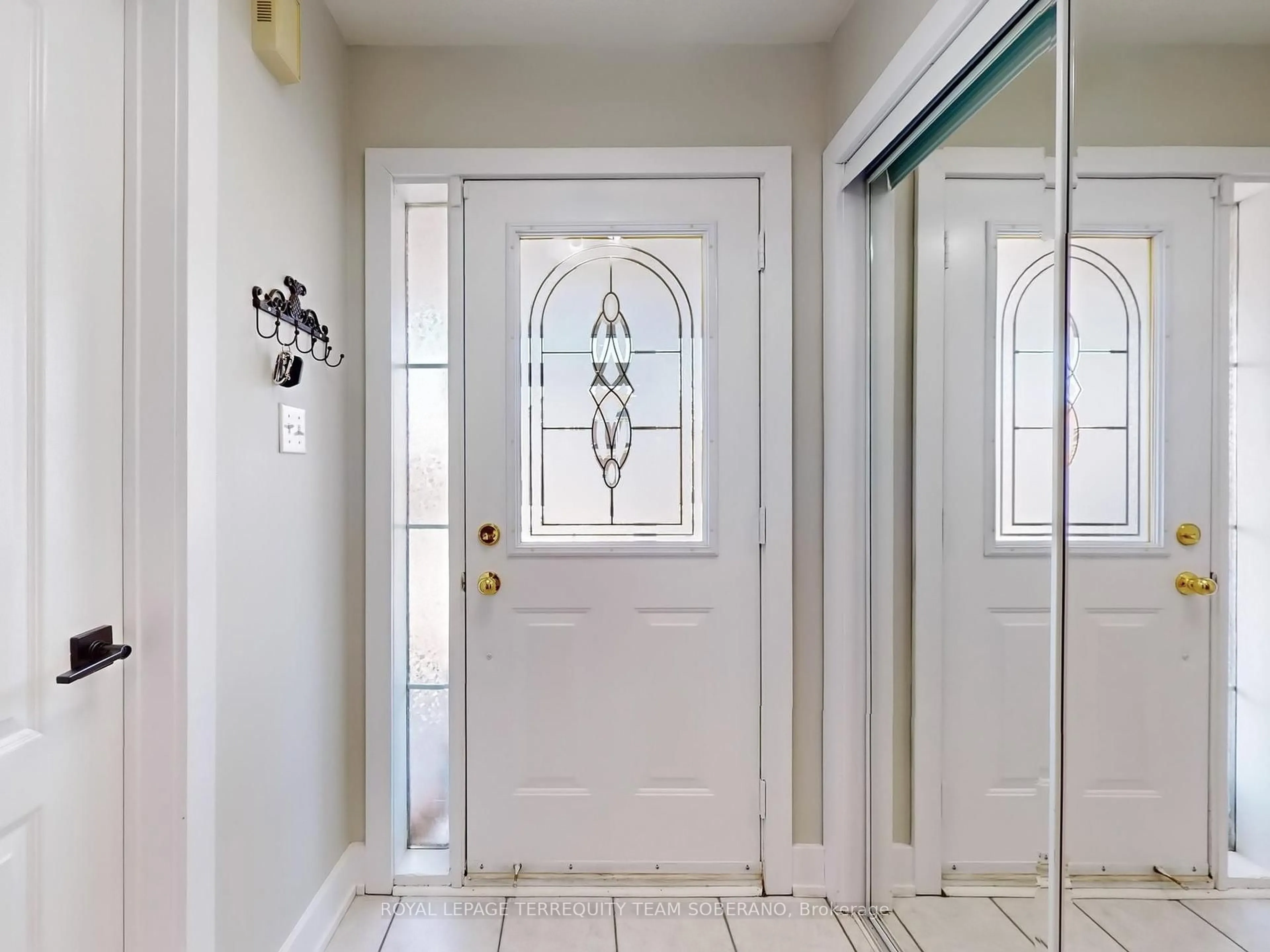 Indoor entryway for 4 Dunlop Crt, Brampton Ontario L6X 4Z8