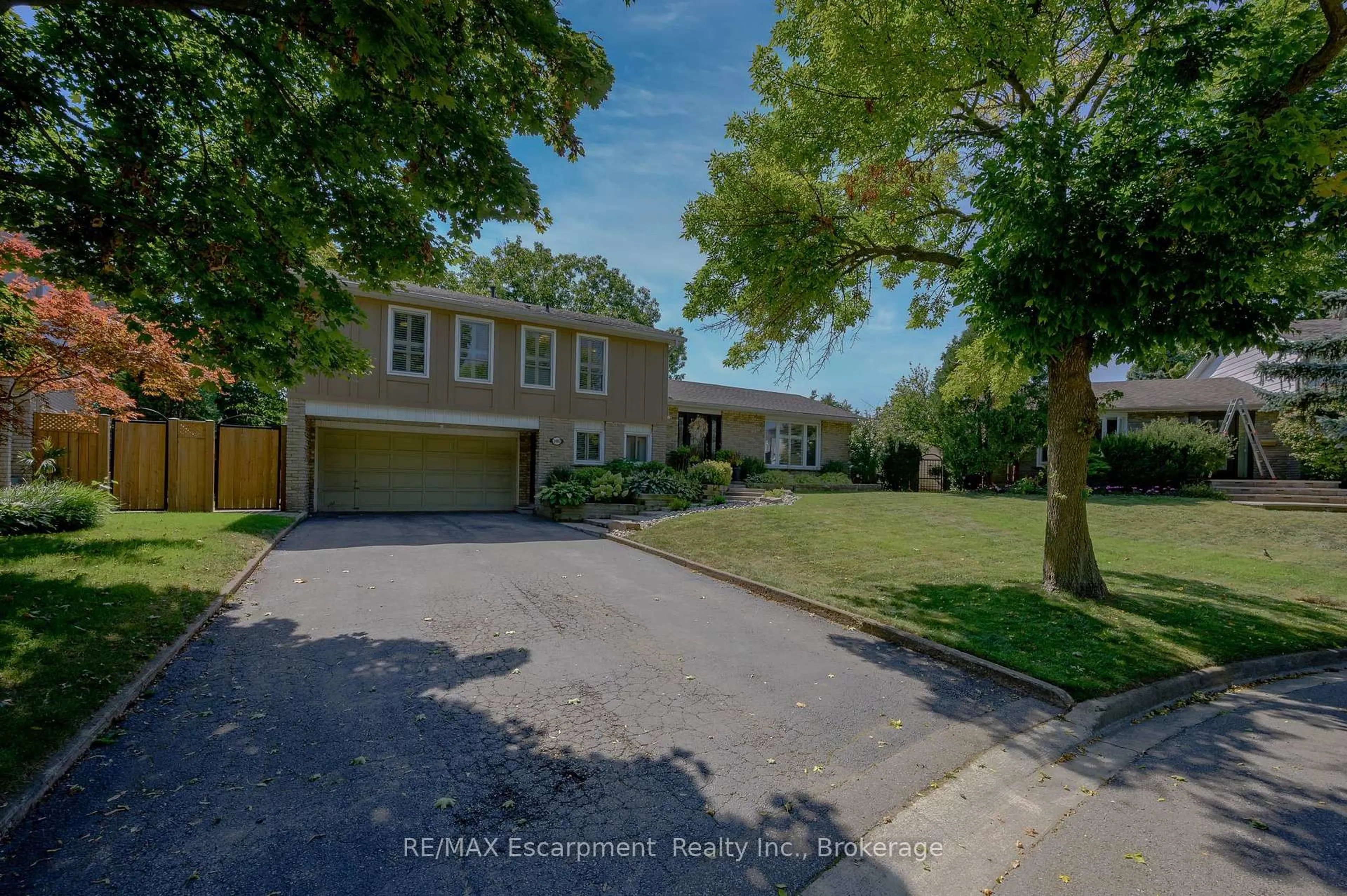 A pic from outside/outdoor area/front of a property/back of a property/a pic from drone, street for 2482 WATERFORD St, Oakville Ontario L6L 5E6