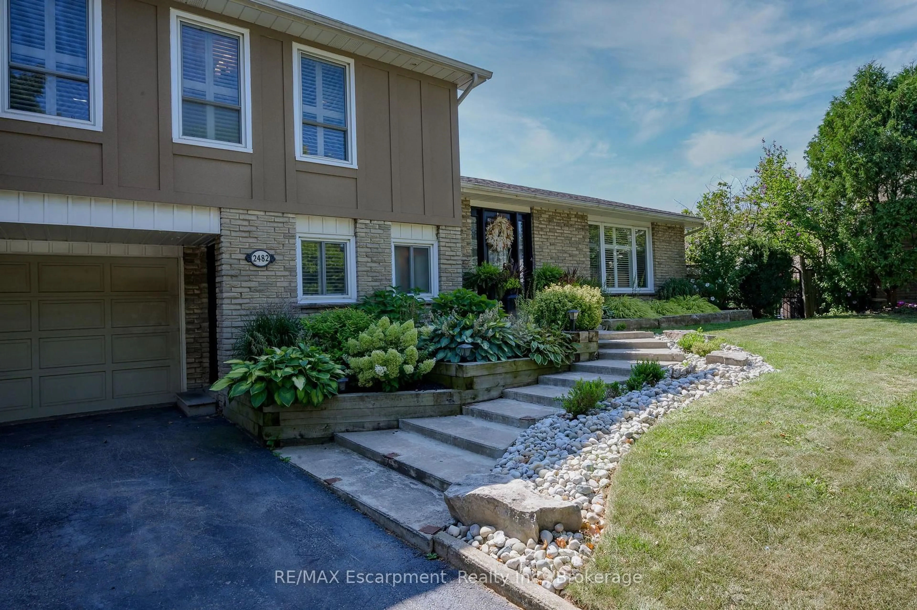 A pic from outside/outdoor area/front of a property/back of a property/a pic from drone, street for 2482 WATERFORD St, Oakville Ontario L6L 5E6