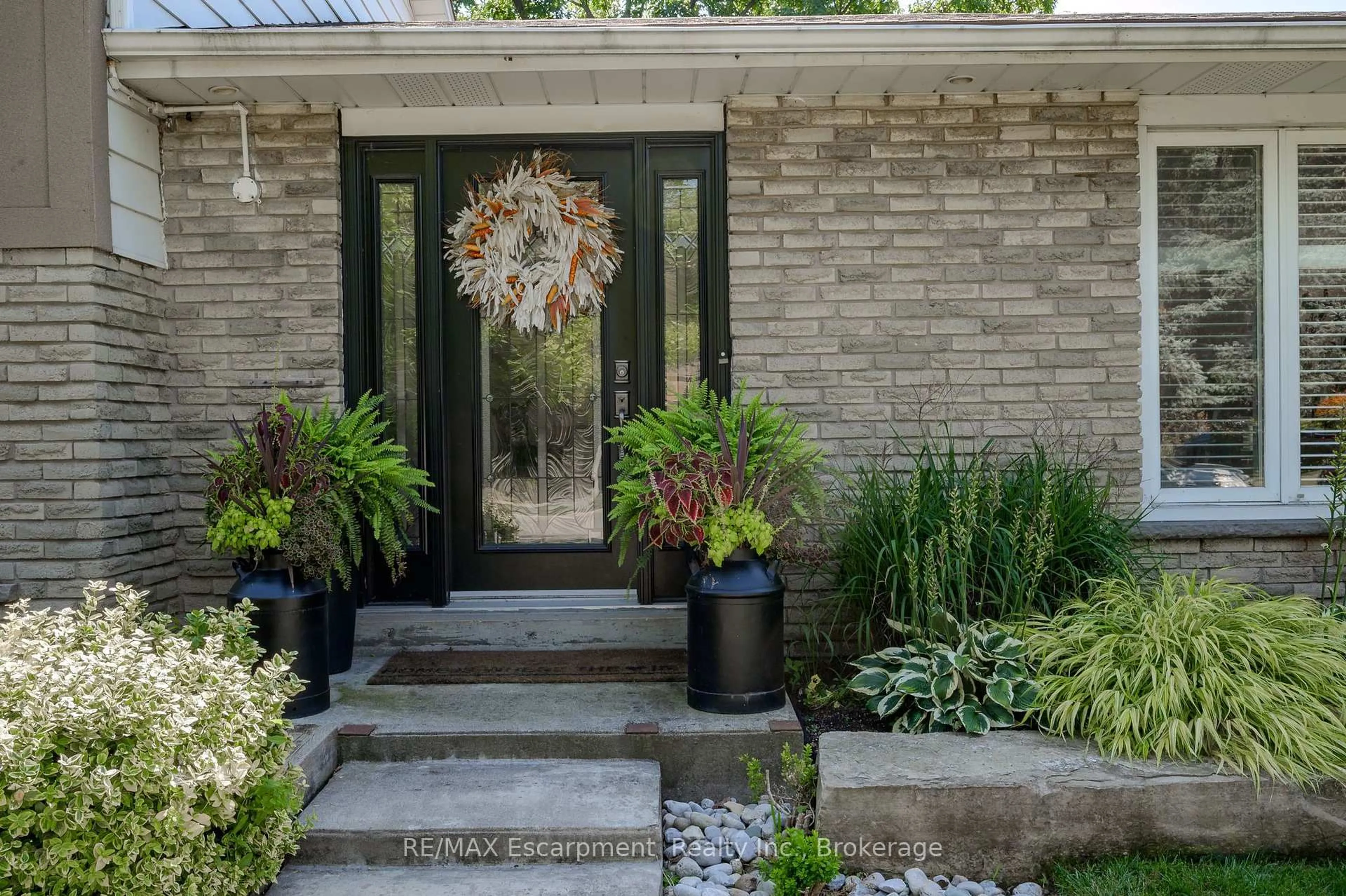Indoor entryway for 2482 WATERFORD St, Oakville Ontario L6L 5E6