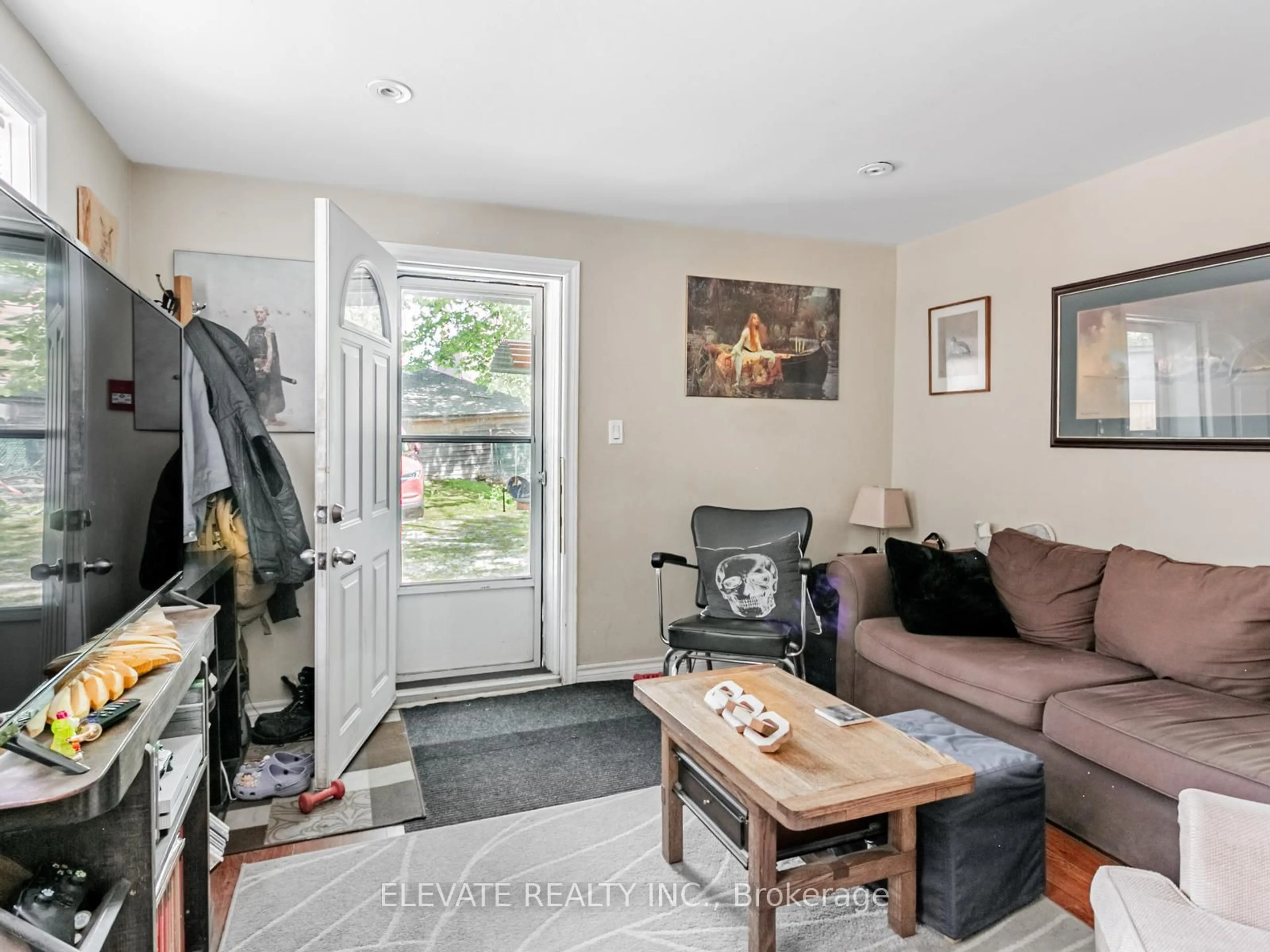 Living room with furniture, unknown for 62 Harvard Ave, Toronto Ontario M6R 1C6