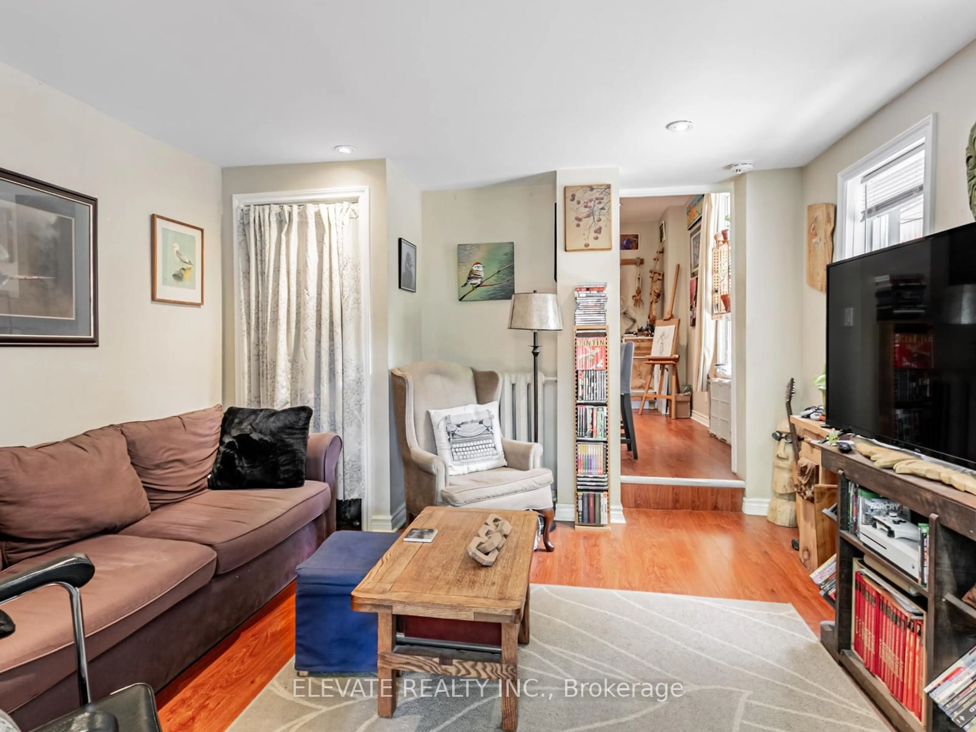 Living room with furniture, unknown for 62 Harvard Ave, Toronto Ontario M6R 1C6