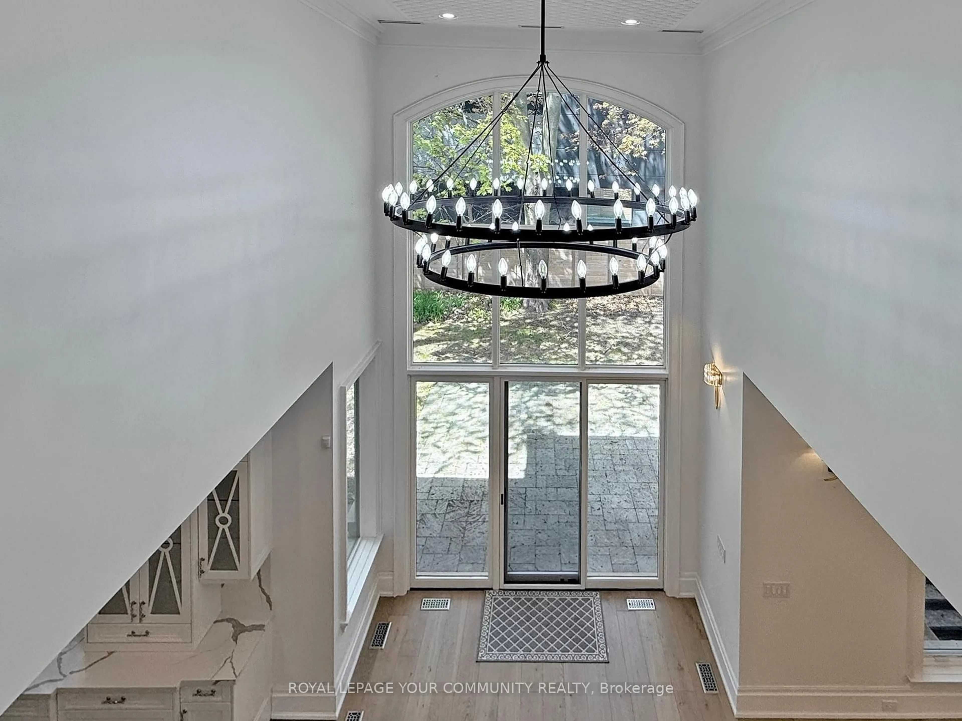Indoor foyer for 1257 Lakeshore Rd, Oakville Ontario L6L 1E7