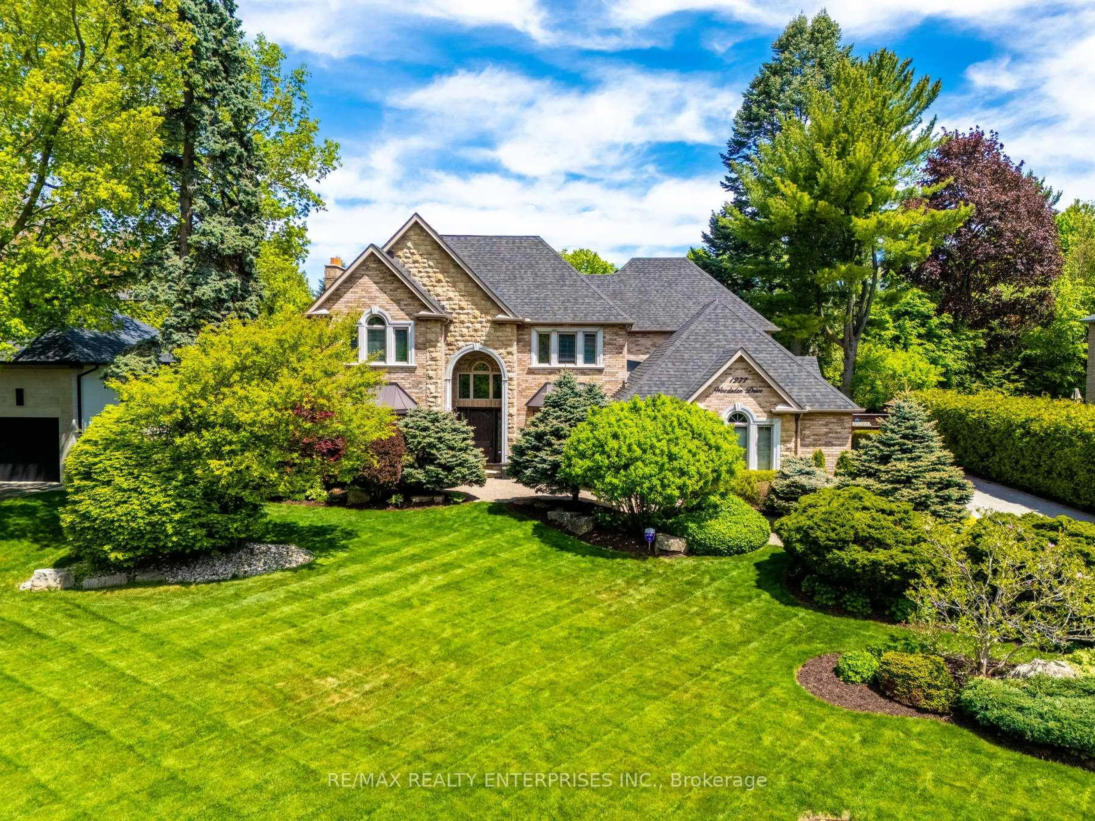 A pic from outside/outdoor area/front of a property/back of a property/a pic from drone, street for 1277 Woodeden Dr, Mississauga Ontario L5H 2T7