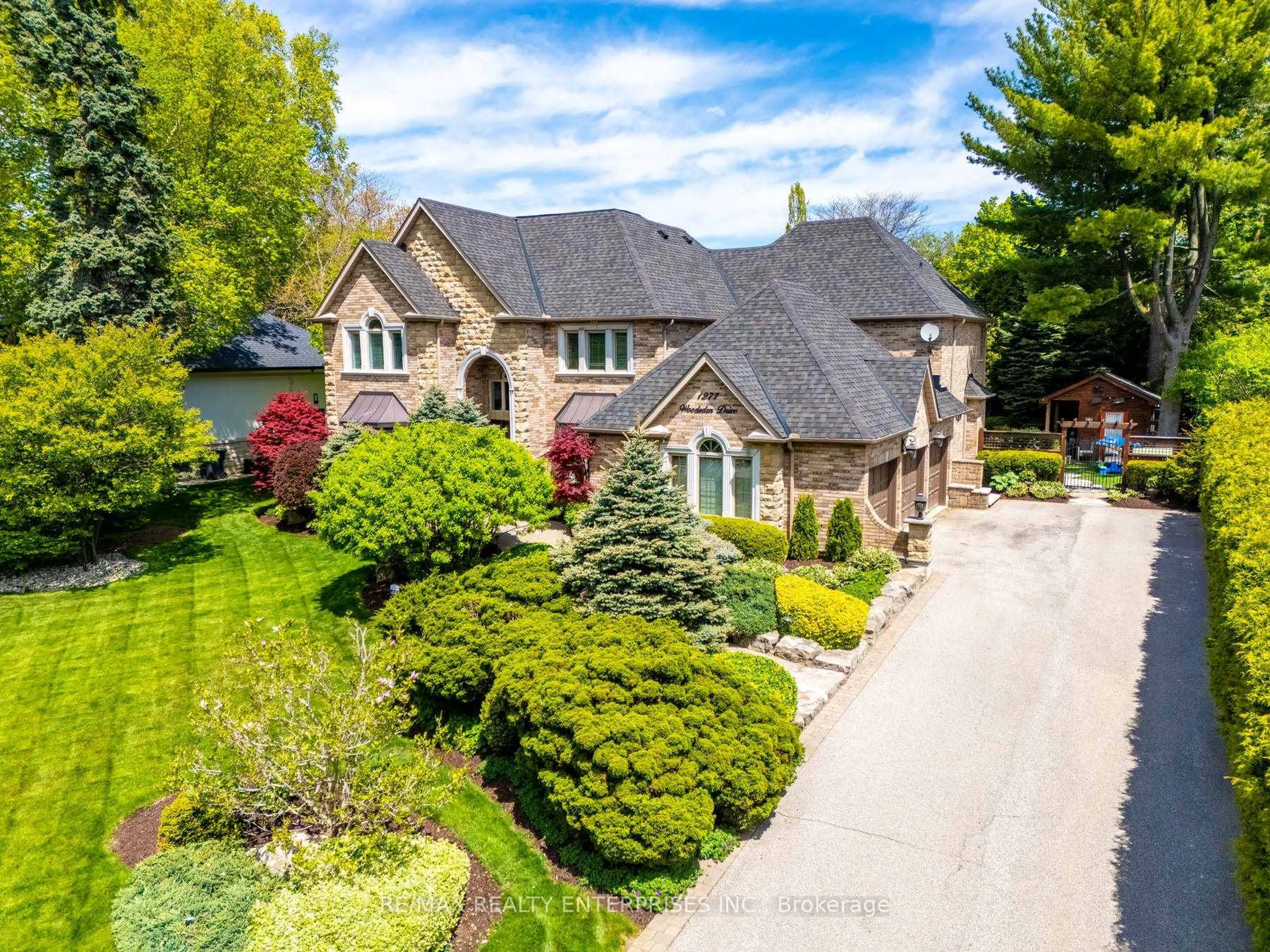 A pic from outside/outdoor area/front of a property/back of a property/a pic from drone, street for 1277 Woodeden Dr, Mississauga Ontario L5H 2T7