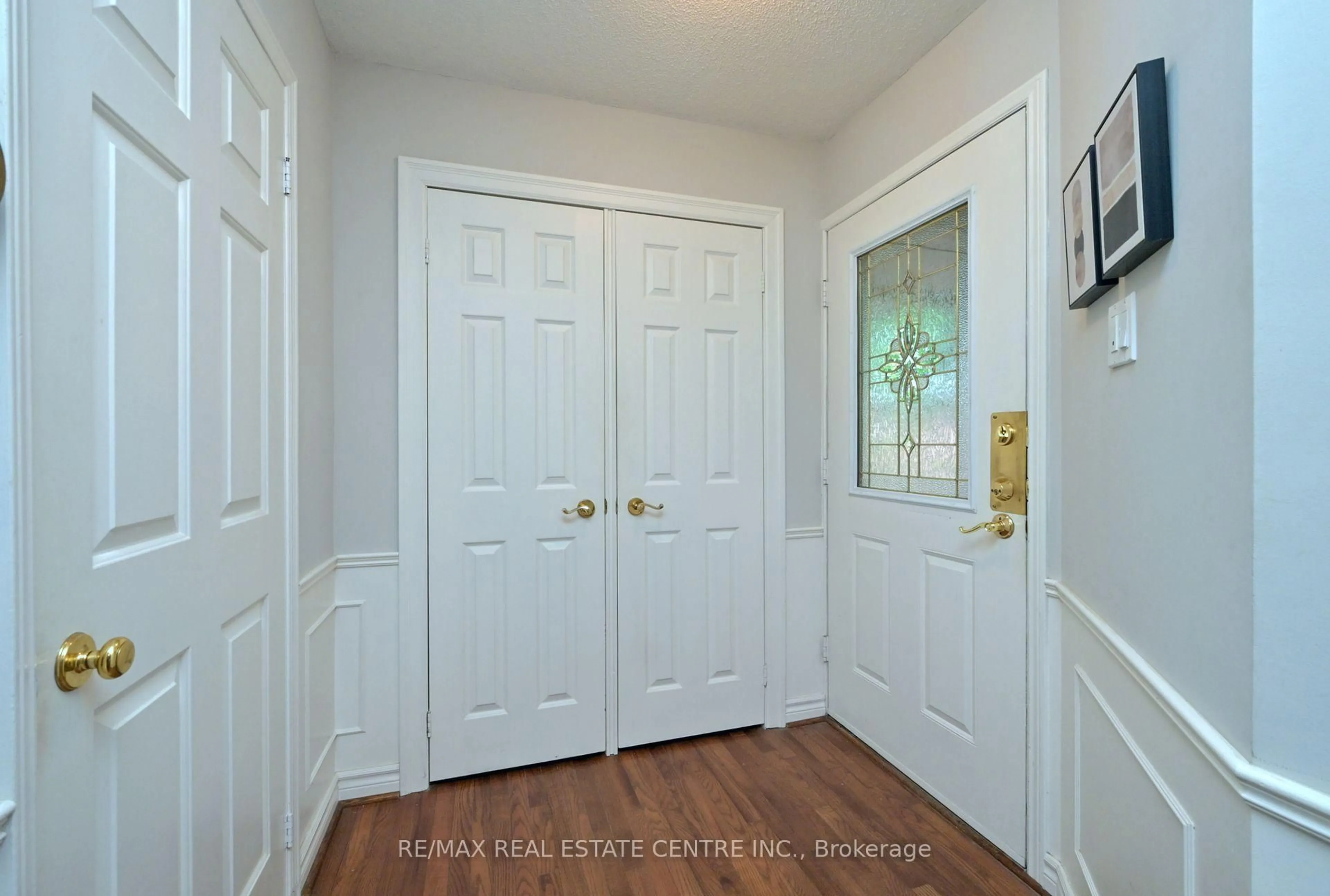 Indoor entryway for 22 Horton Cres, Brampton Ontario L6S 5J2