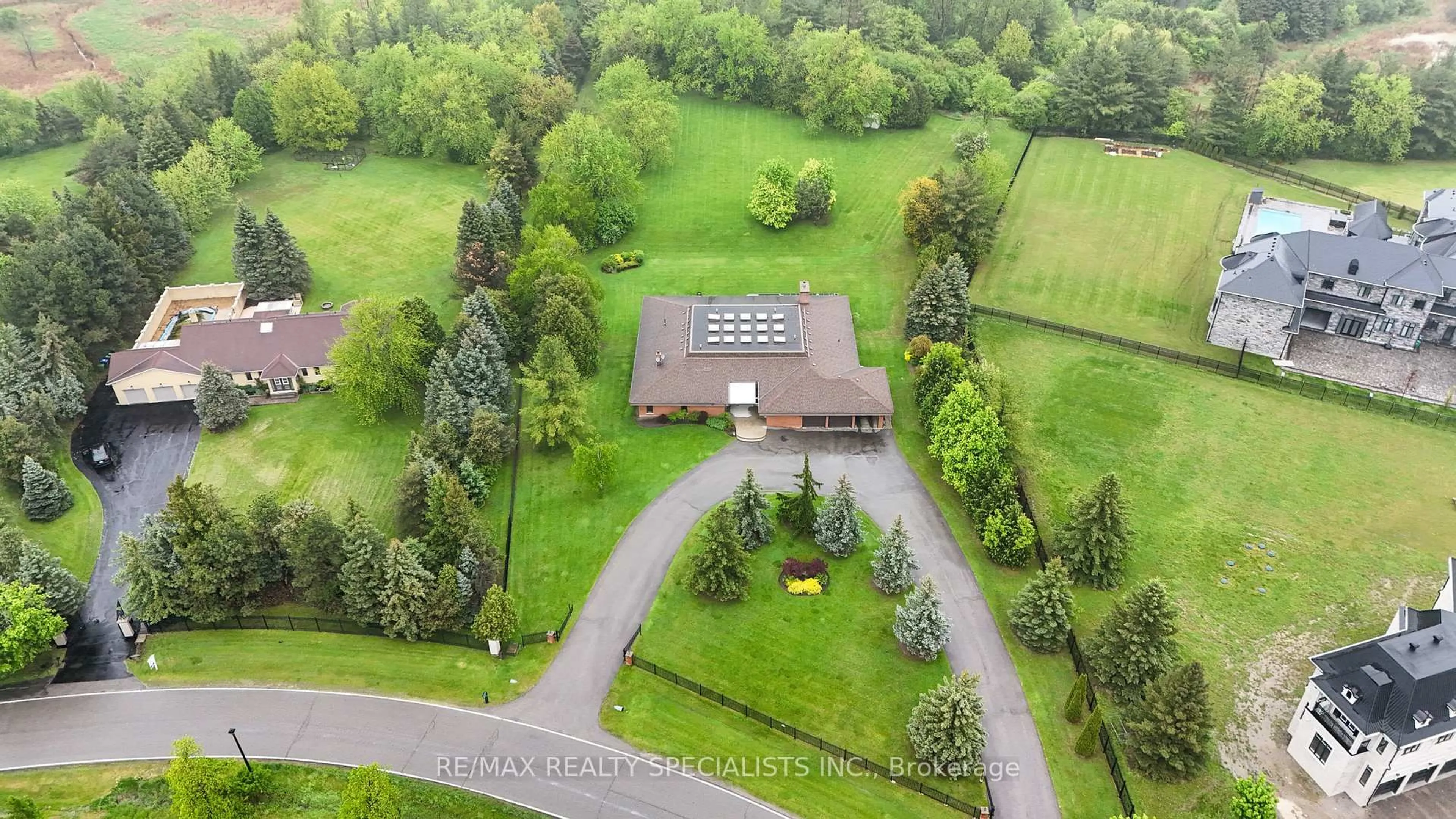 A pic from outside/outdoor area/front of a property/back of a property/a pic from drone, unknown for 24 Rosegarden Dr, Brampton Ontario L6P 0E6