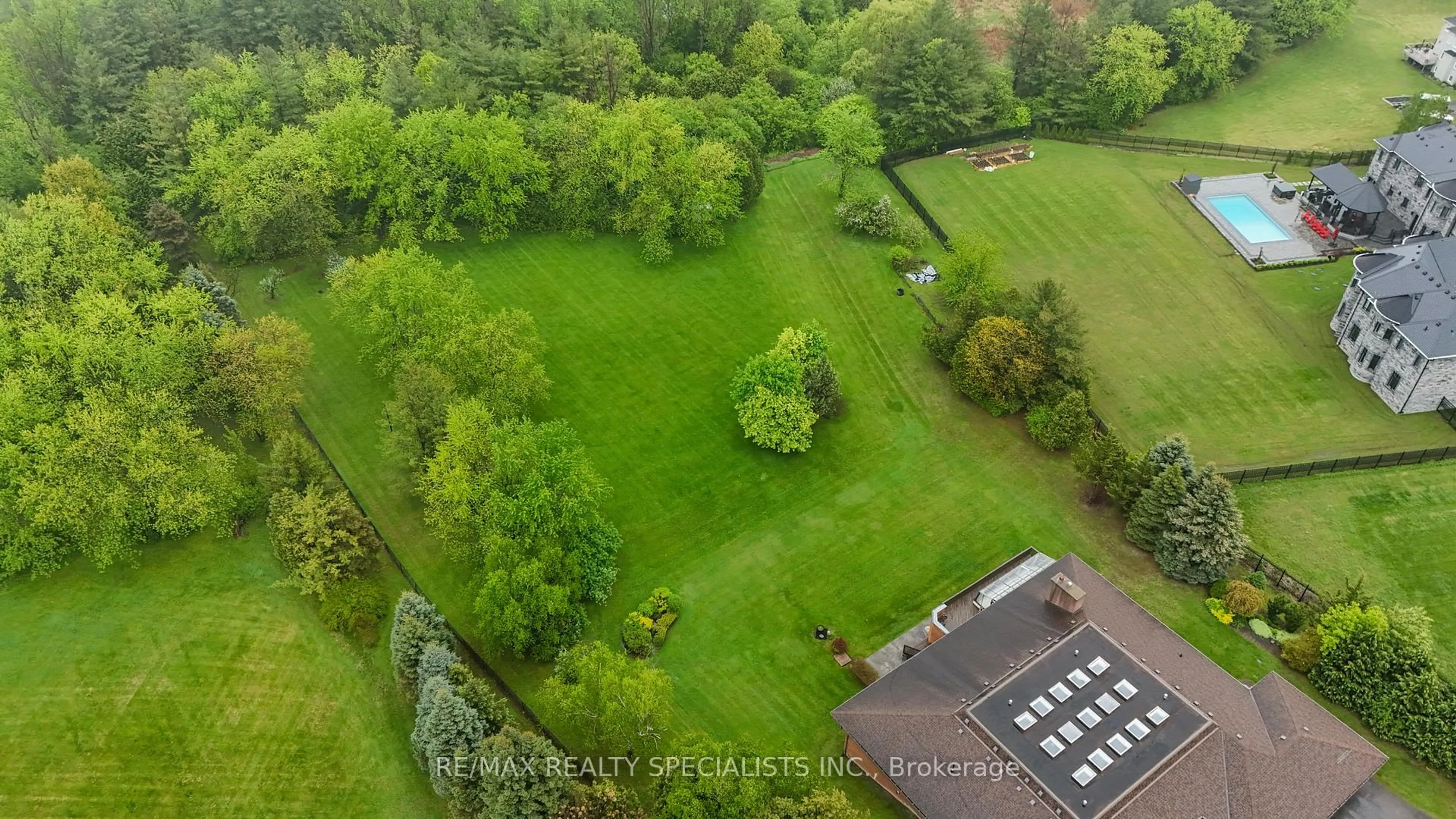 A pic from outside/outdoor area/front of a property/back of a property/a pic from drone, forest/trees view for 24 Rosegarden Dr, Brampton Ontario L6P 0E6