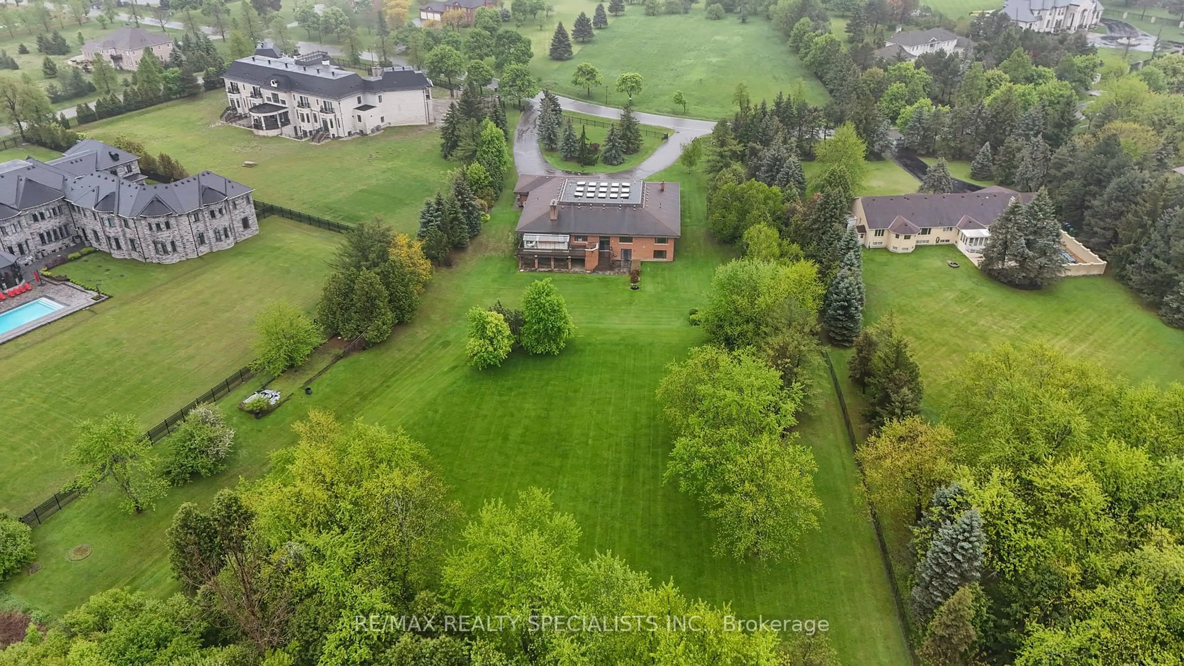 A pic from outside/outdoor area/front of a property/back of a property/a pic from drone, unknown for 24 Rosegarden Dr, Brampton Ontario L6P 0E6