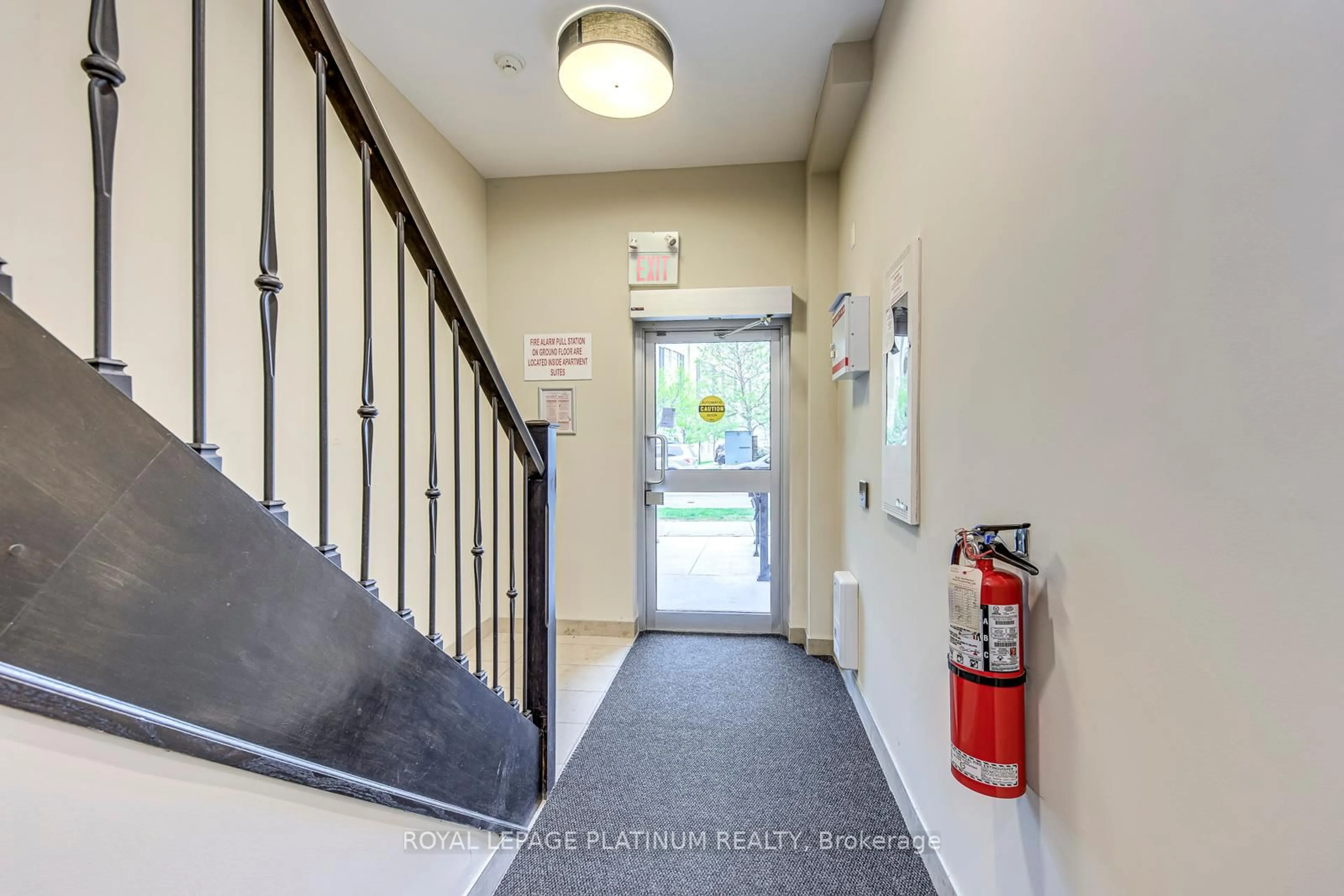 Indoor foyer for 2339 Sawgrass Dr #309, Oakville Ontario L6H 6M8