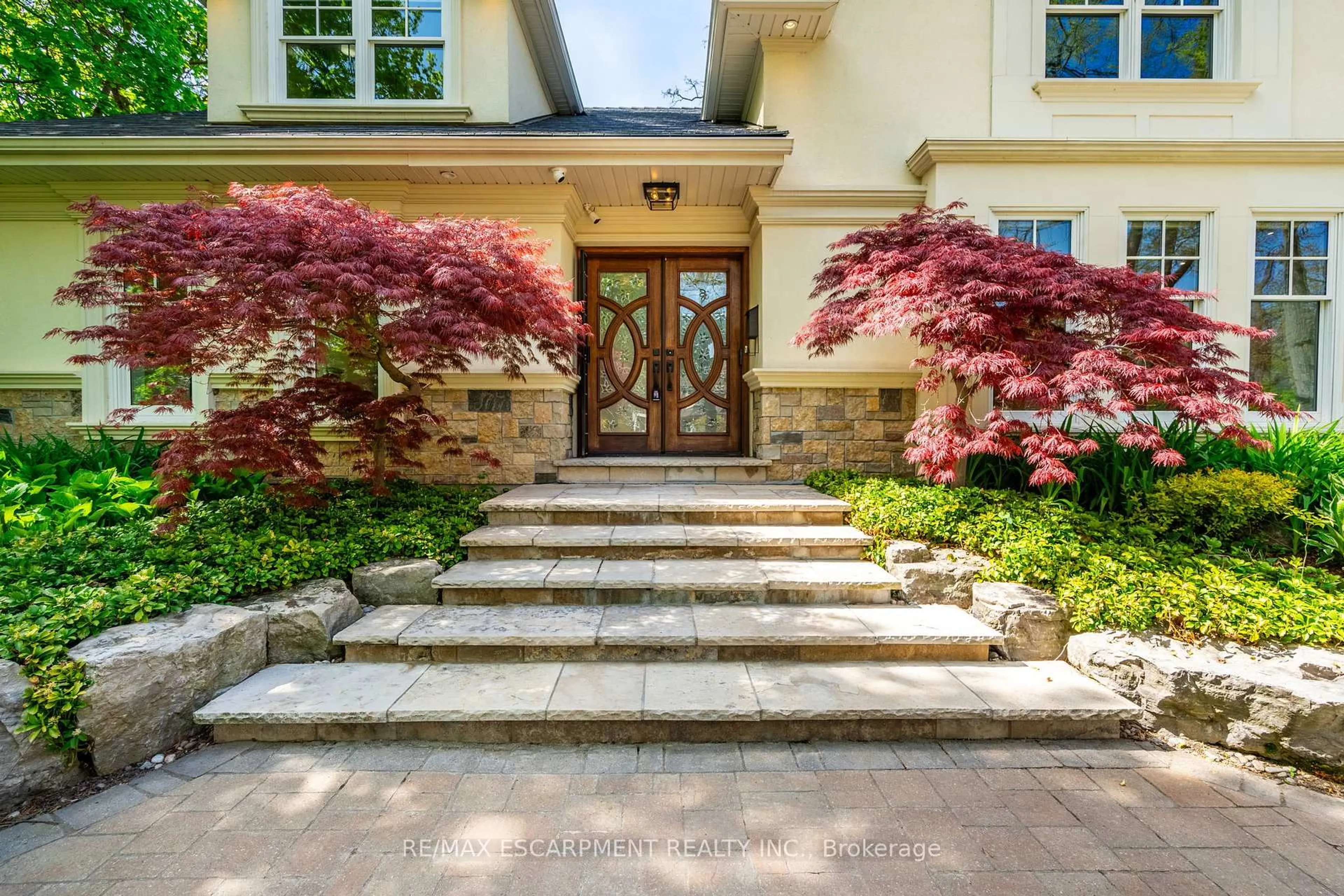 Indoor entryway for 3045 Lakeshore Rd, Burlington Ontario L7N 1A2