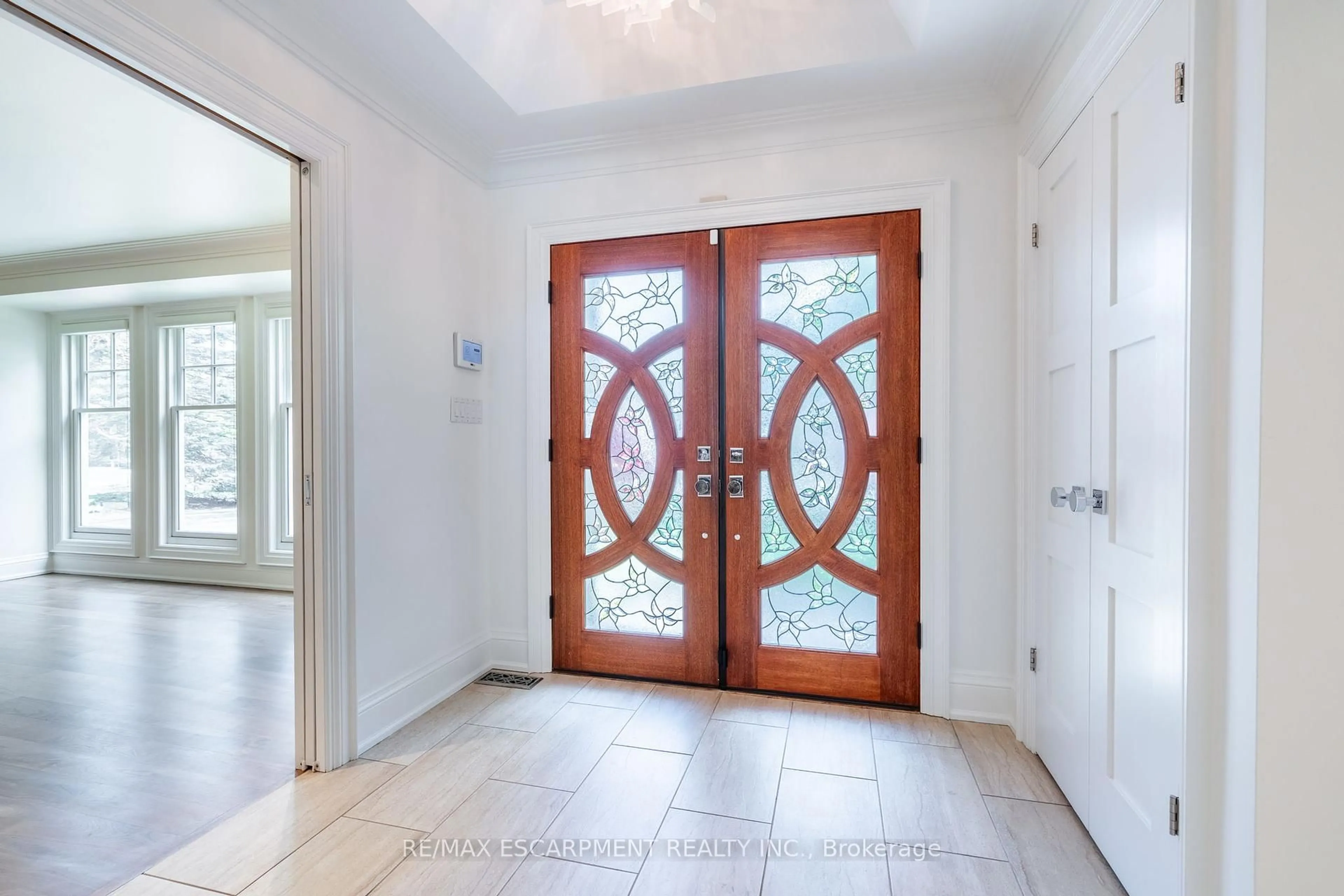Indoor entryway for 3045 Lakeshore Rd, Burlington Ontario L7N 1A2