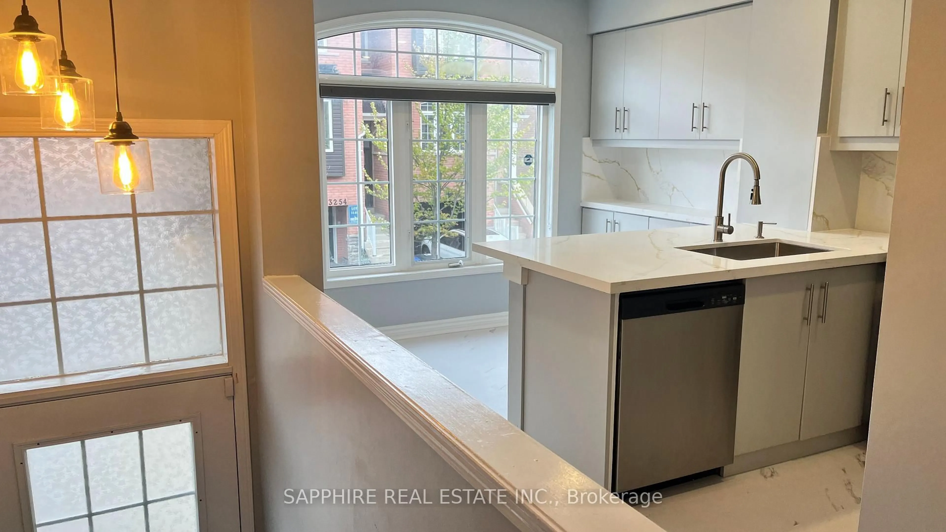 Open concept kitchen, ceramic/tile floor for 3255 Redpath Circ, Mississauga Ontario L5N 8R3