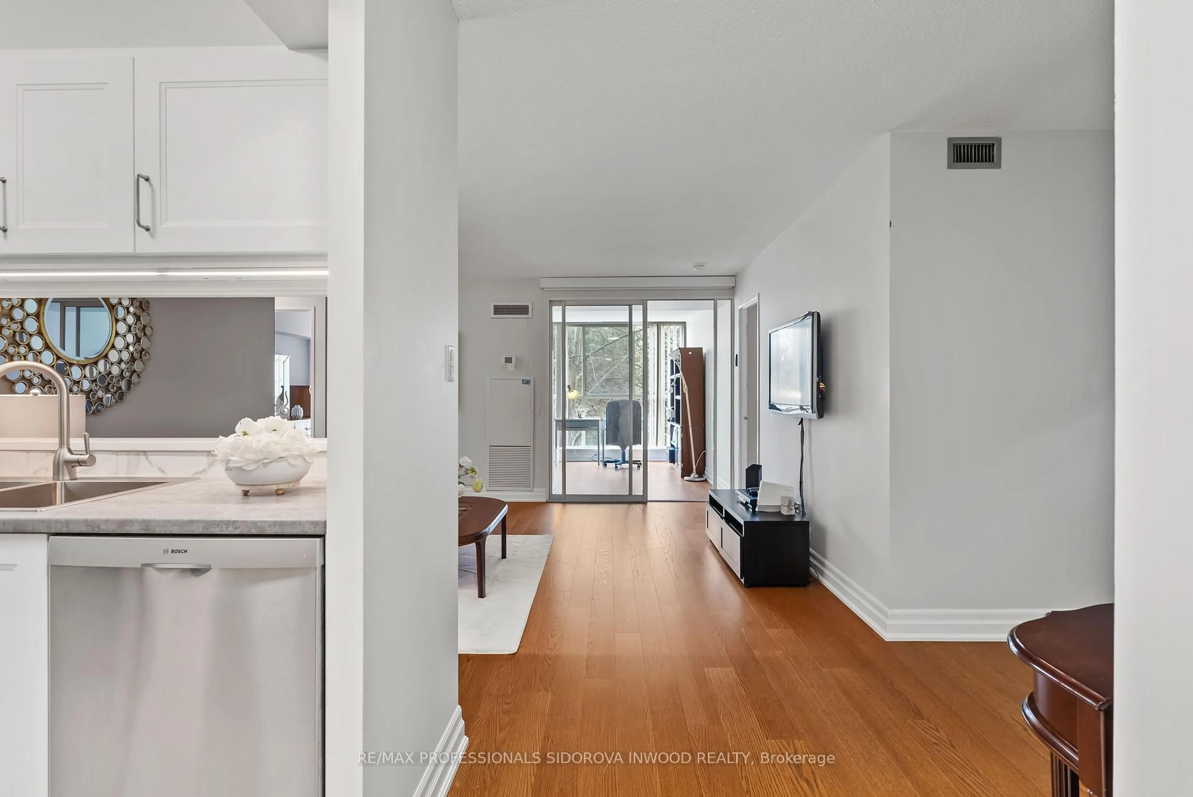 Indoor foyer for 20 Southport St #321, Toronto Ontario M6S 4Y8
