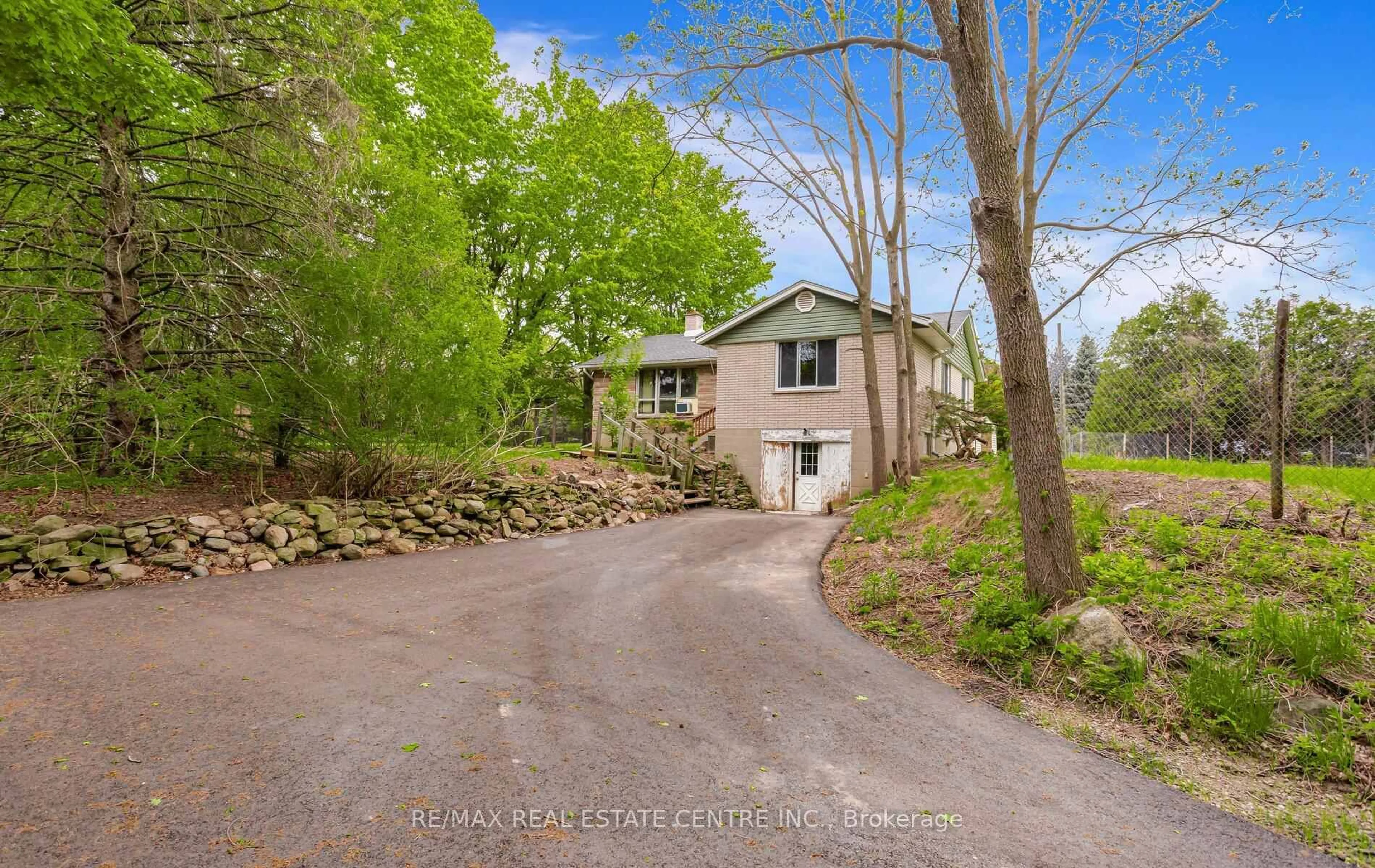 A pic from outside/outdoor area/front of a property/back of a property/a pic from drone, street for 6 Stewarttown Rd, Halton Hills Ontario L7G 4S5