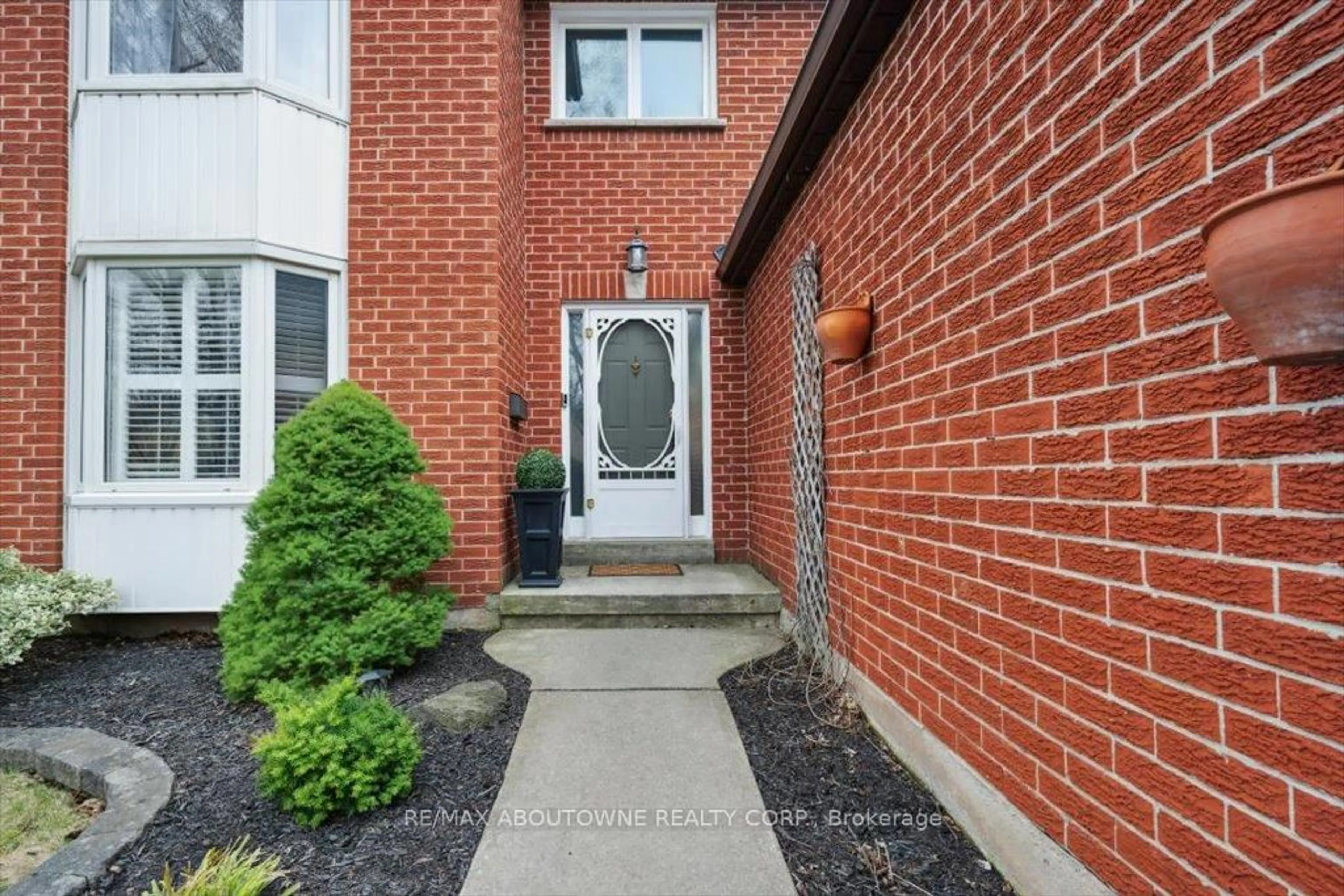 Home with brick exterior material, street for 2084 Markle Dr, Oakville Ontario L6H 3T3