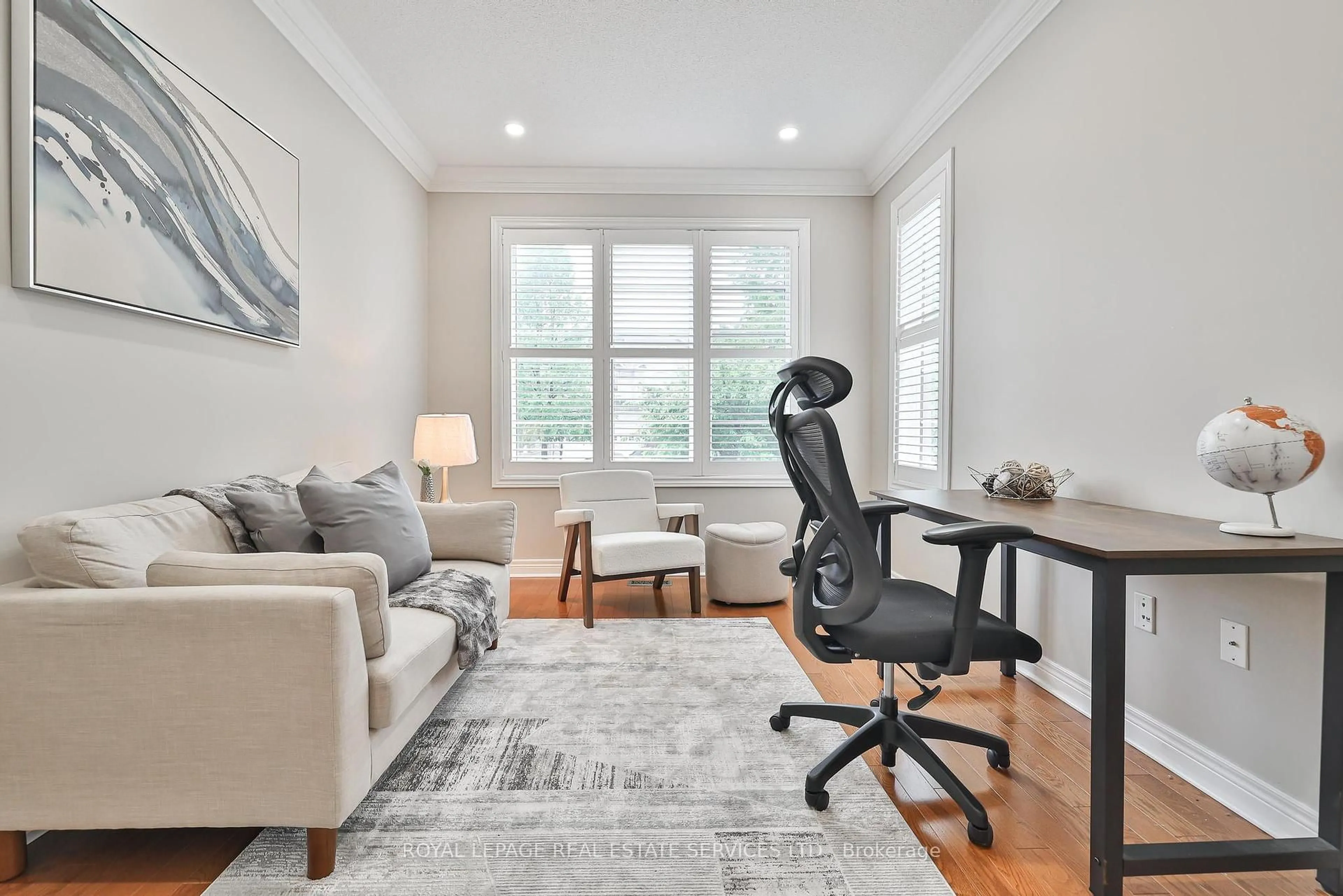Living room with furniture, unknown for 3222 Epworth Cres, Oakville Ontario L6M 0B3