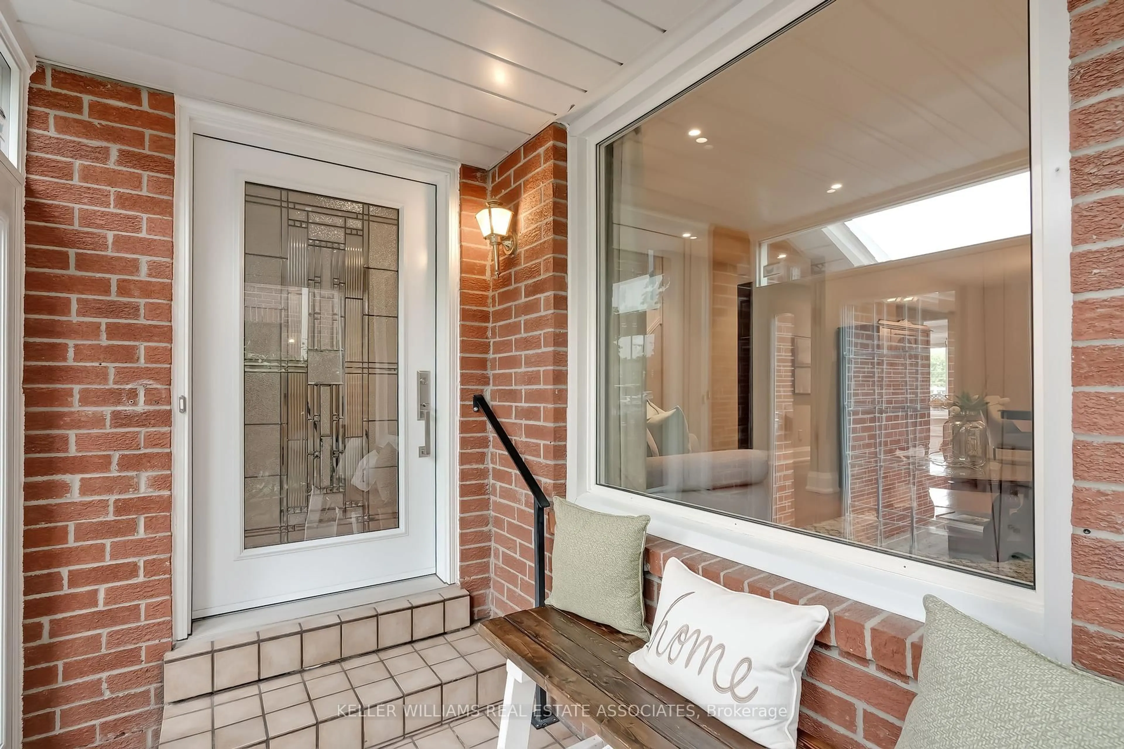Indoor entryway for 6931 Hickling Cres, Mississauga Ontario L5N 5B1
