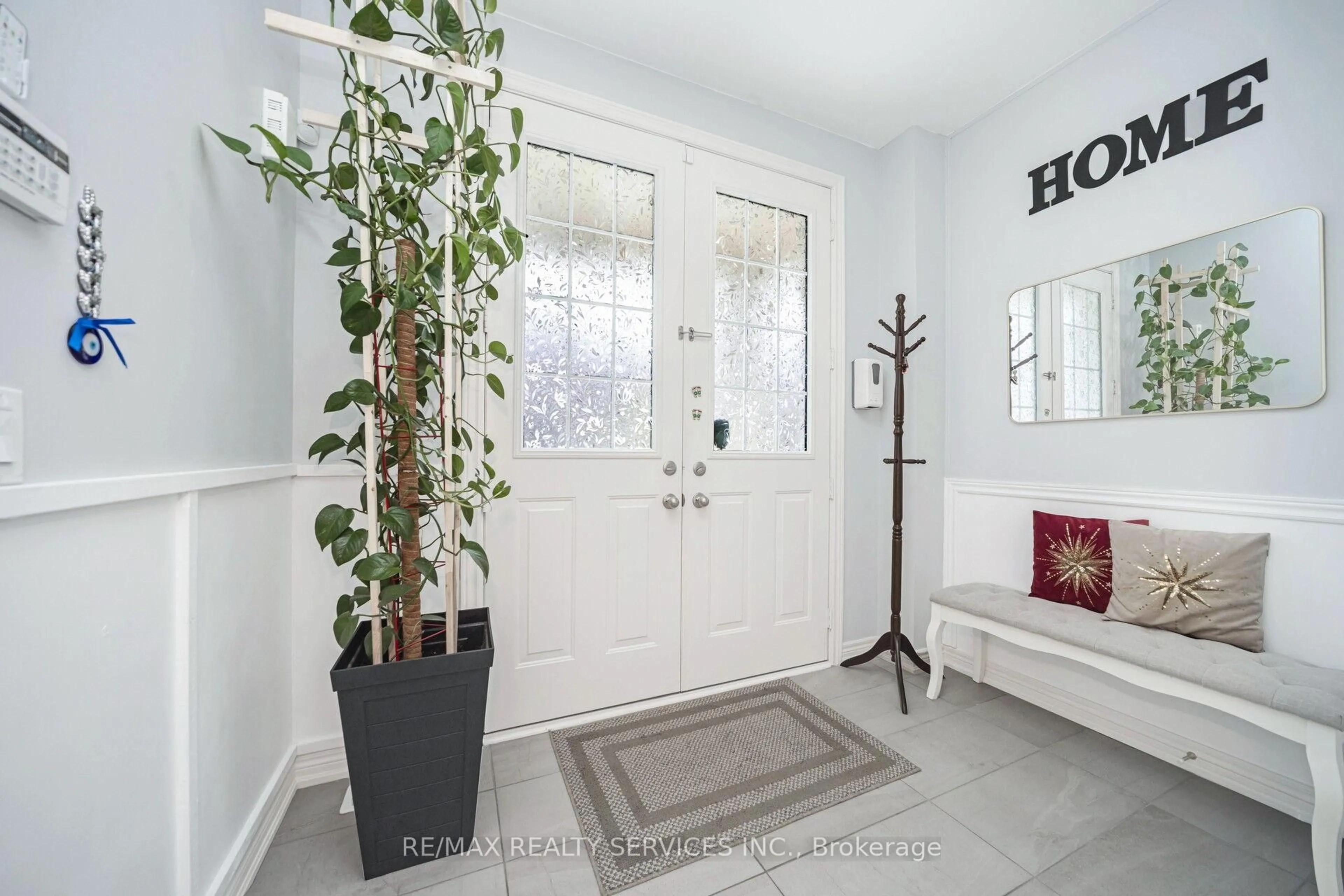 Indoor entryway for 26 Fresnel Rd, Brampton Ontario L7A 4Z3
