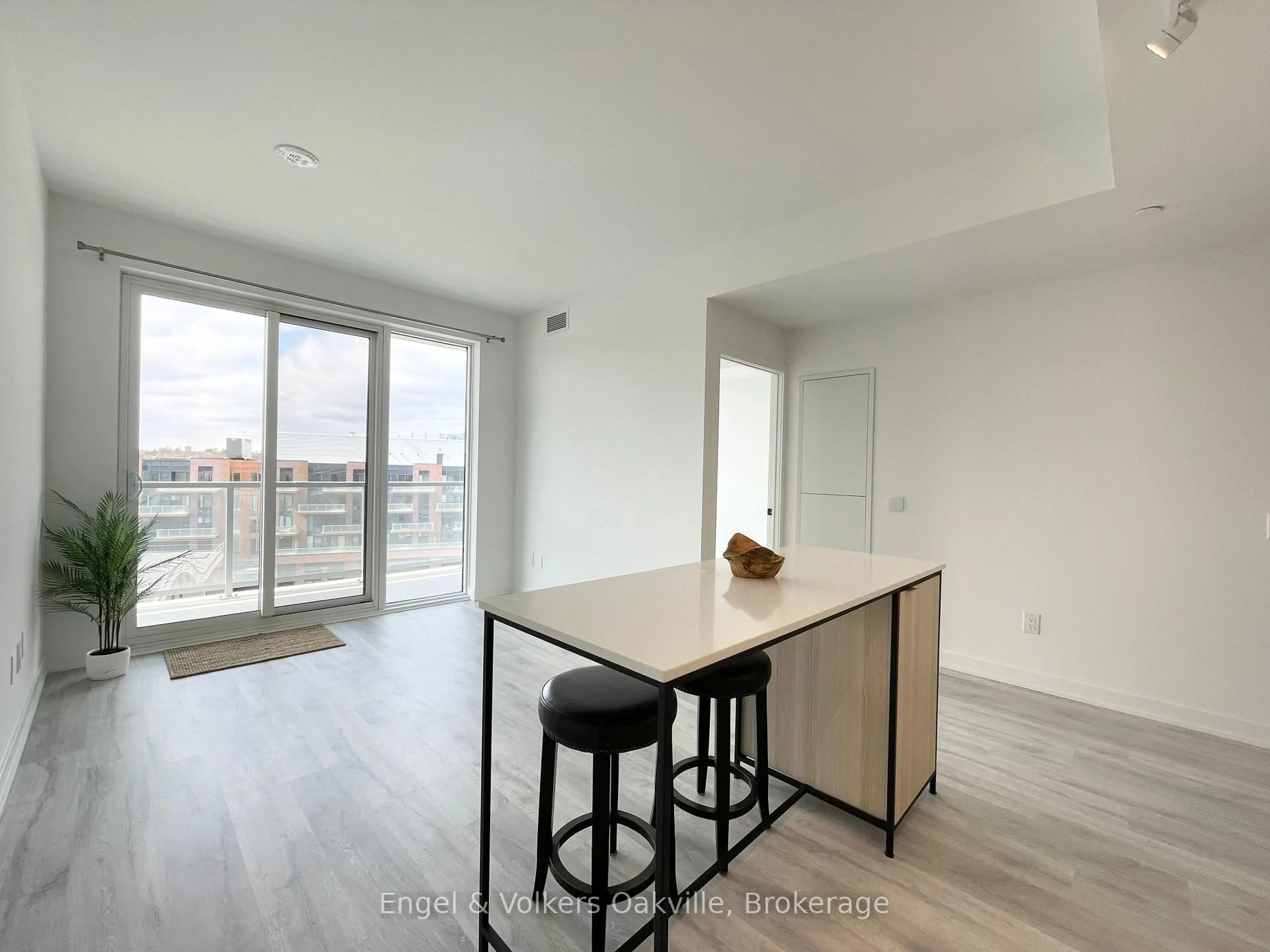 A pic of a room for 220 Missinnihe Way #601, Mississauga Ontario L5H 0A9