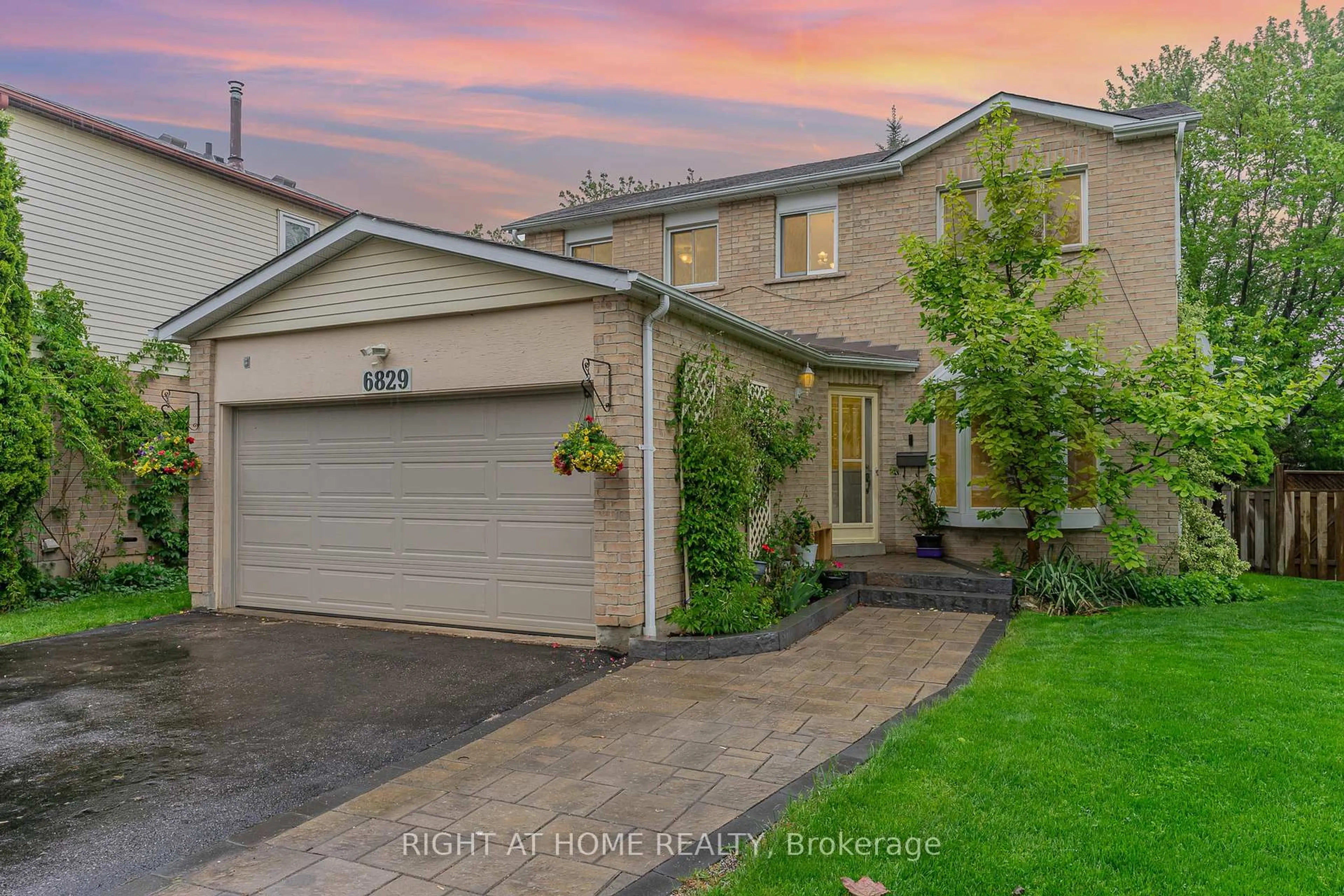 A pic from outside/outdoor area/front of a property/back of a property/a pic from drone, street for 6829 Markwood Pl, Mississauga Ontario L5N 4K7