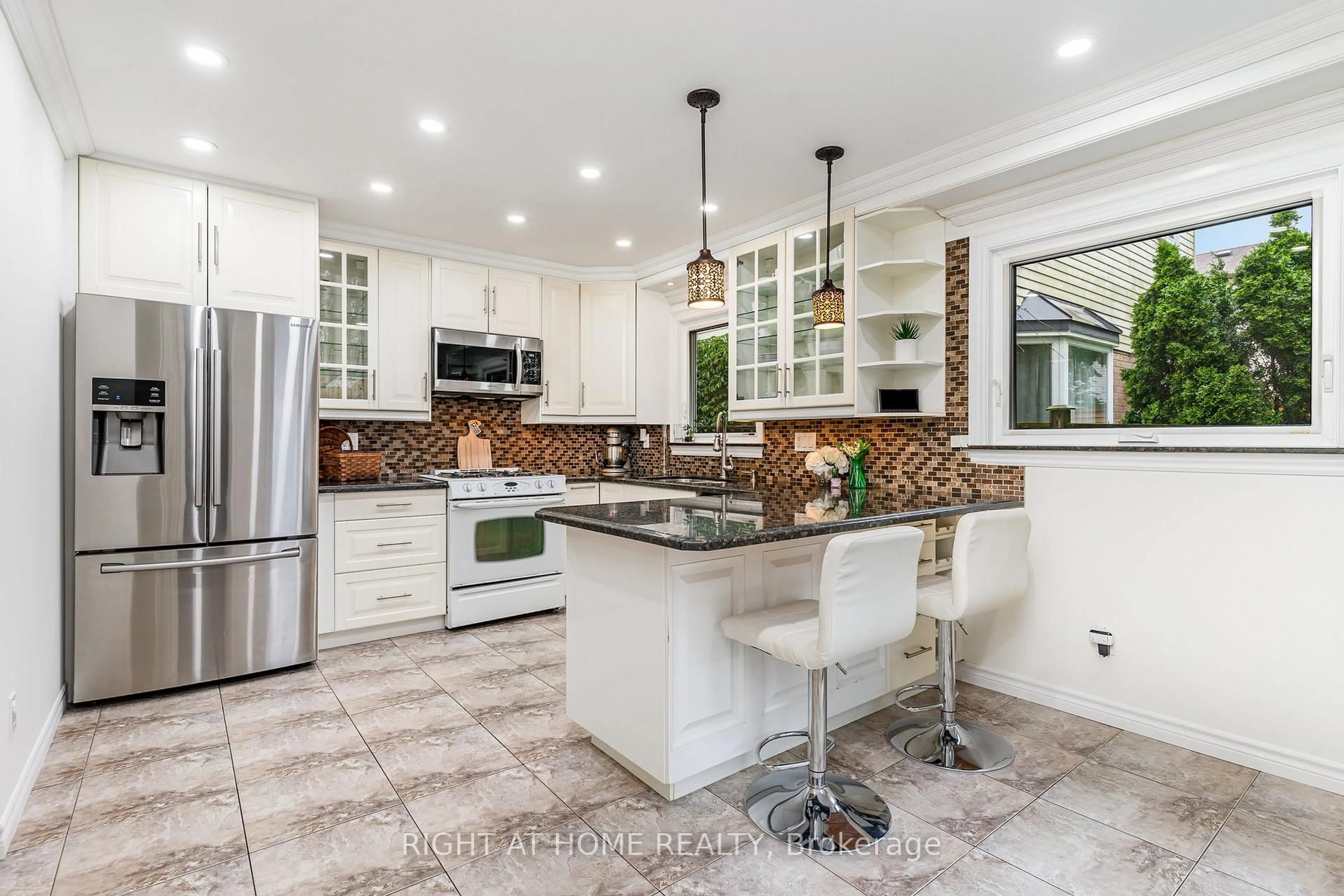 Open concept kitchen, ceramic/tile floor for 6829 Markwood Pl, Mississauga Ontario L5N 4K7