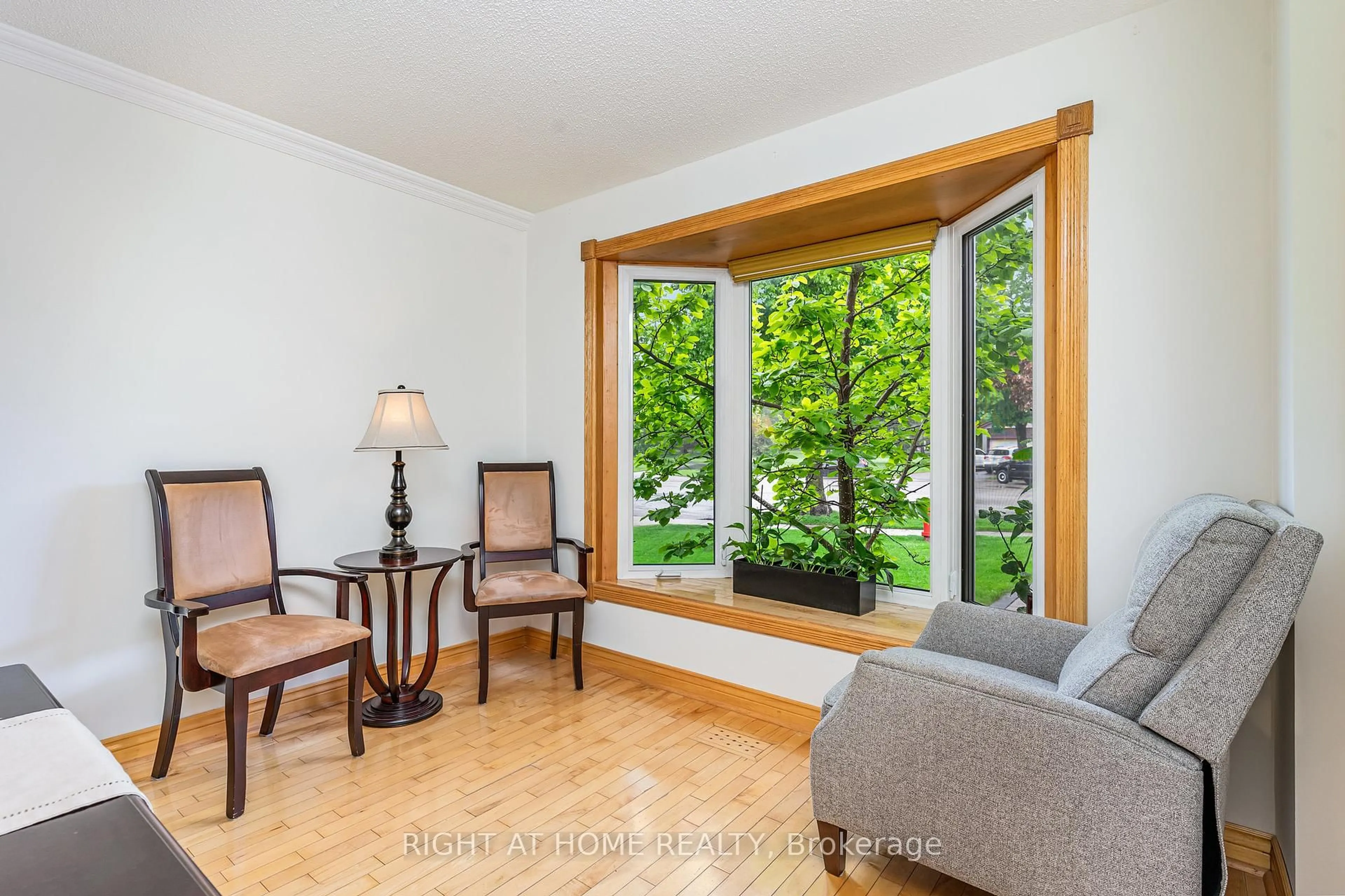Living room with furniture, wood/laminate floor for 6829 Markwood Pl, Mississauga Ontario L5N 4K7