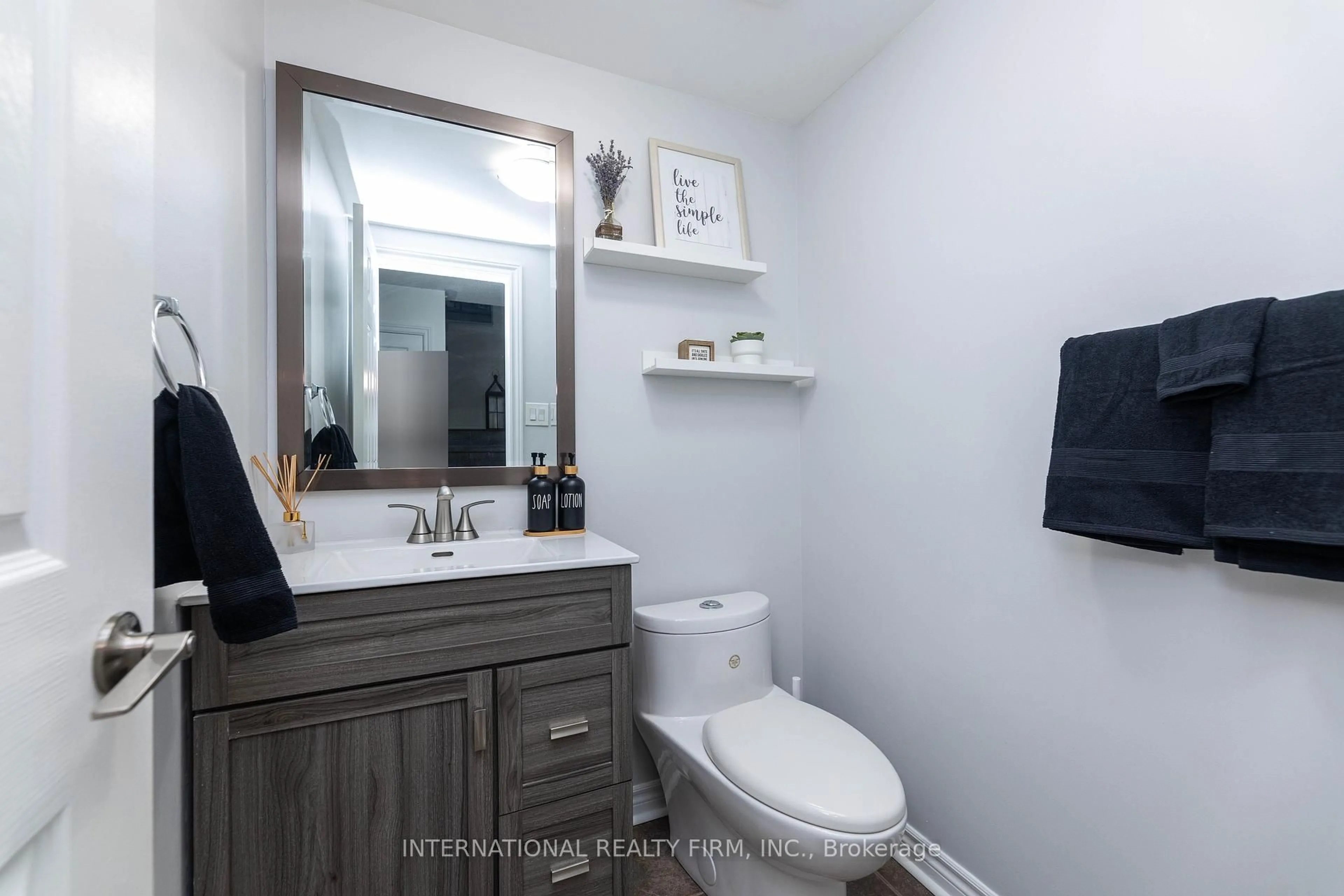 Standard bathroom, ceramic/tile floor for 1855 Appleby Line, Burlington Ontario L7L 7M1