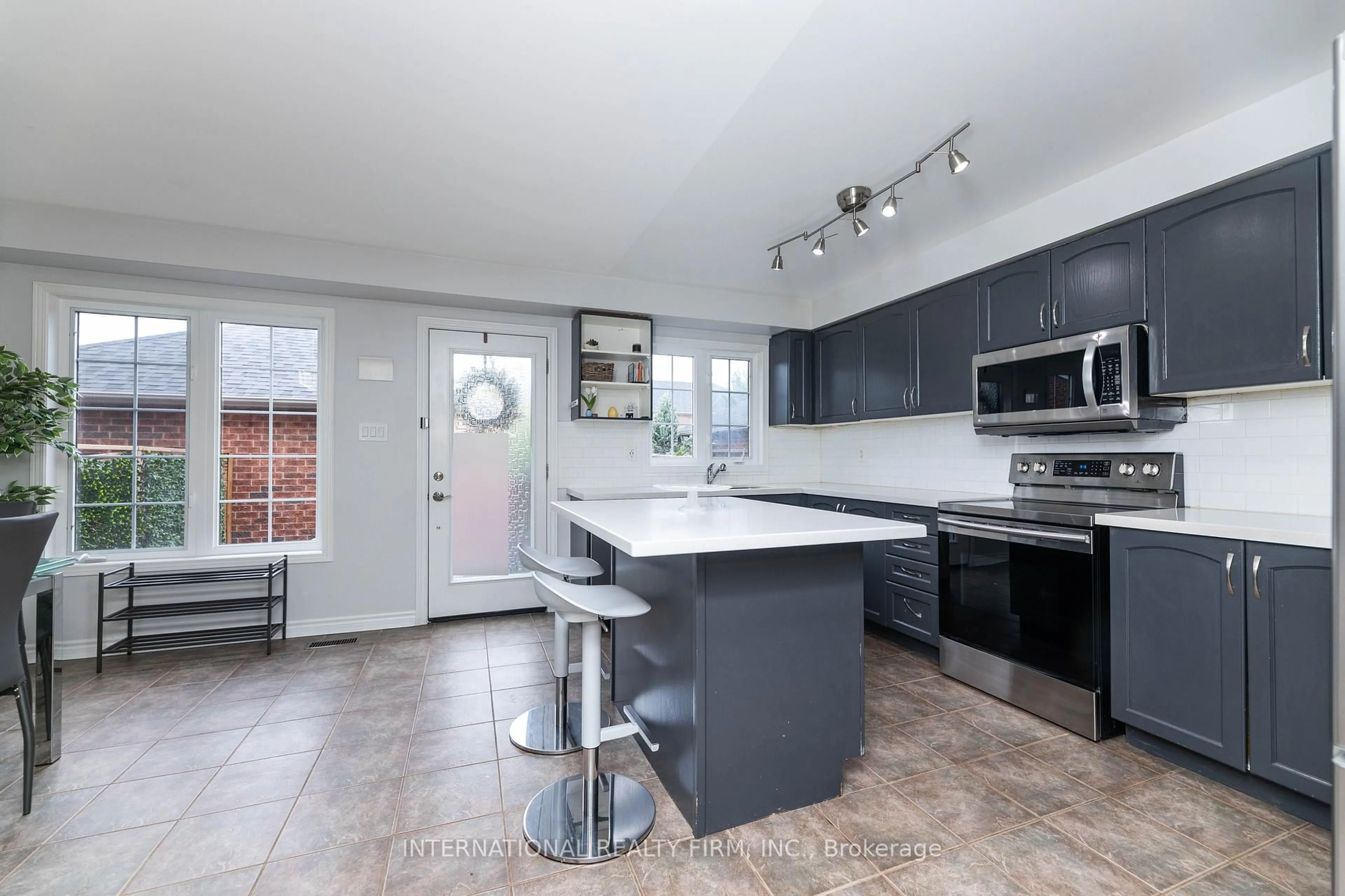 Open concept kitchen, ceramic/tile floor for 1855 Appleby Line, Burlington Ontario L7L 7M1
