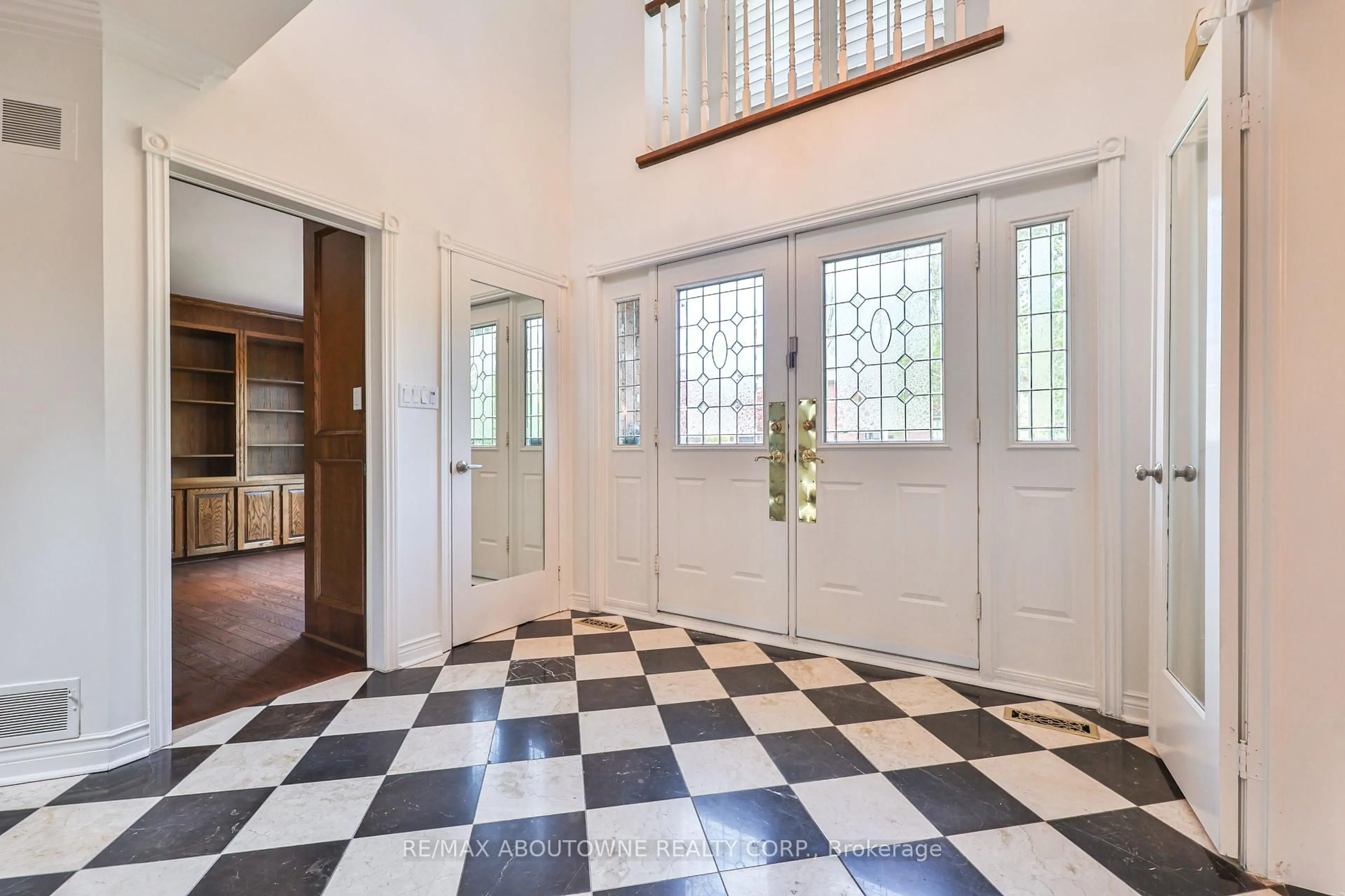 Indoor foyer for 108 Whittington Pl, Oakville Ontario L6K 3V9