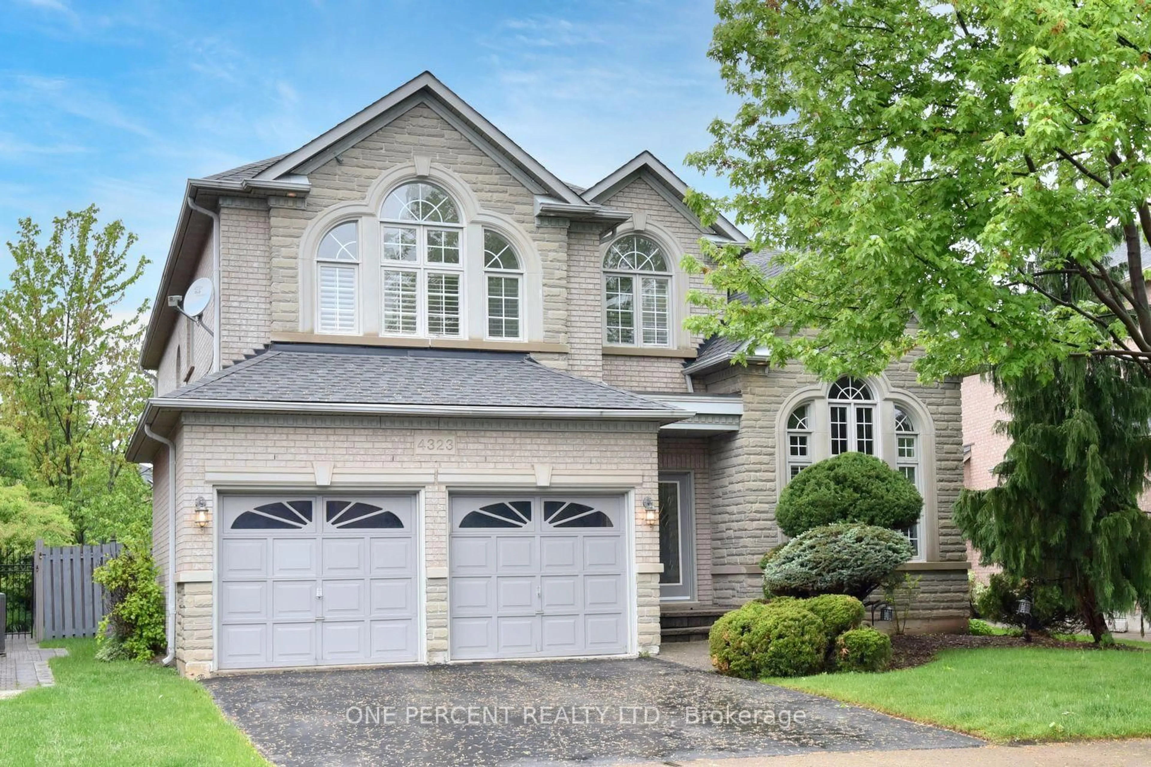 Home with vinyl exterior material, street for 4323 Clubview Dr, Burlington Ontario L7M 4R3