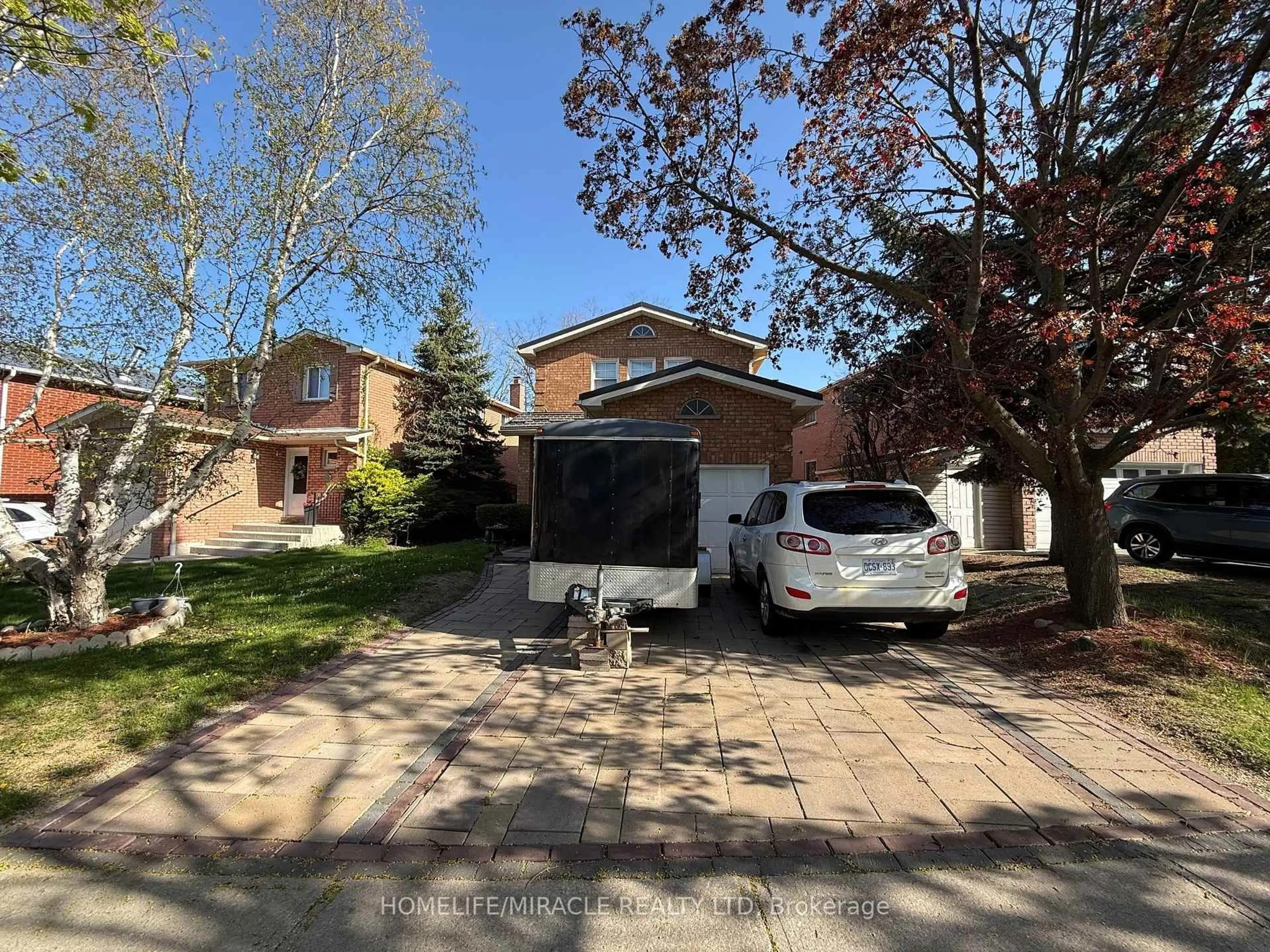 A pic from outside/outdoor area/front of a property/back of a property/a pic from drone, street for 9 Tralee St, Brampton Ontario L6Z 2X4