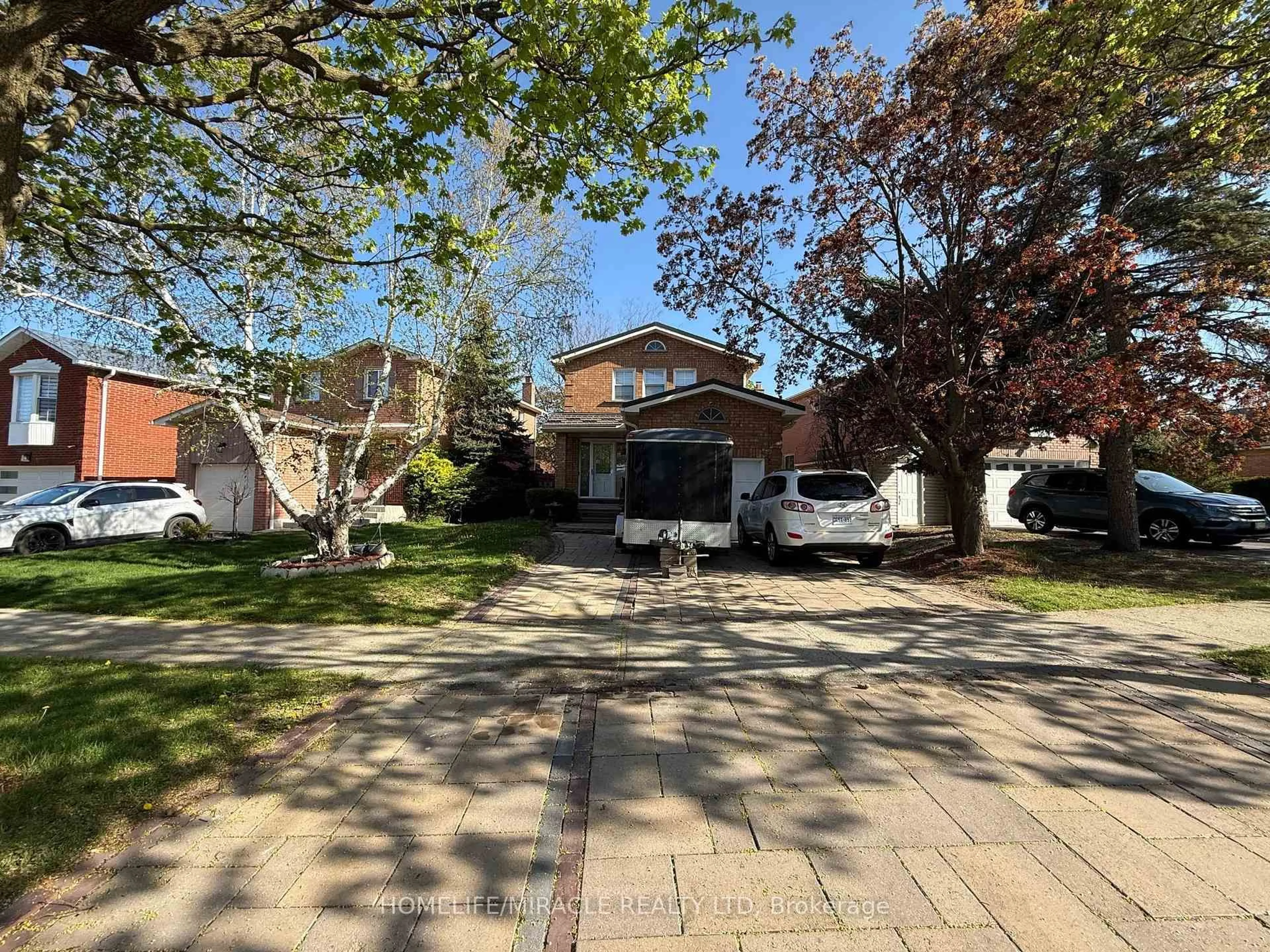 A pic from outside/outdoor area/front of a property/back of a property/a pic from drone, street for 9 Tralee St, Brampton Ontario L6Z 2X4