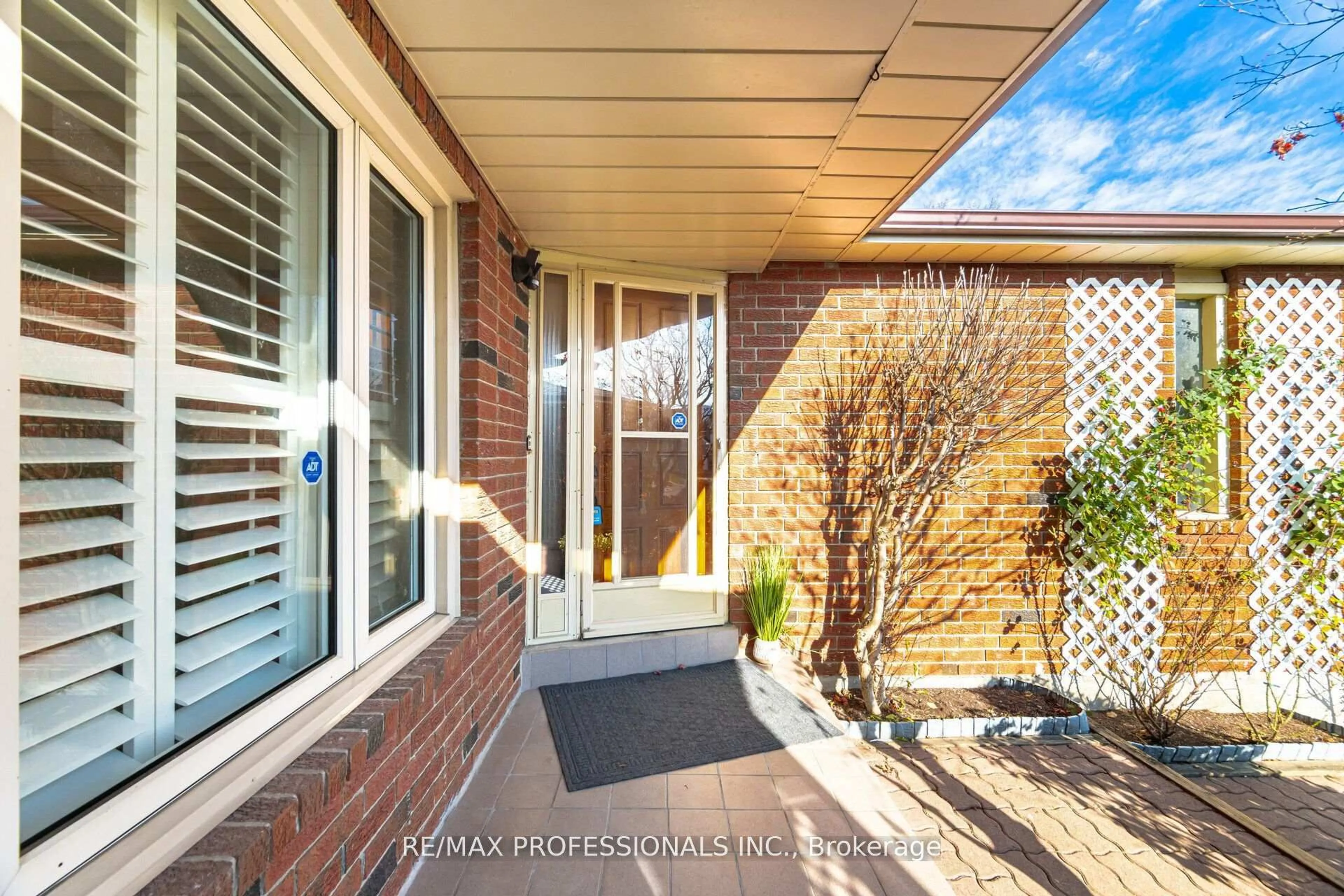 Unknown for 141 Kingsbridge Garden Circ, Mississauga Ontario L5R 1J7