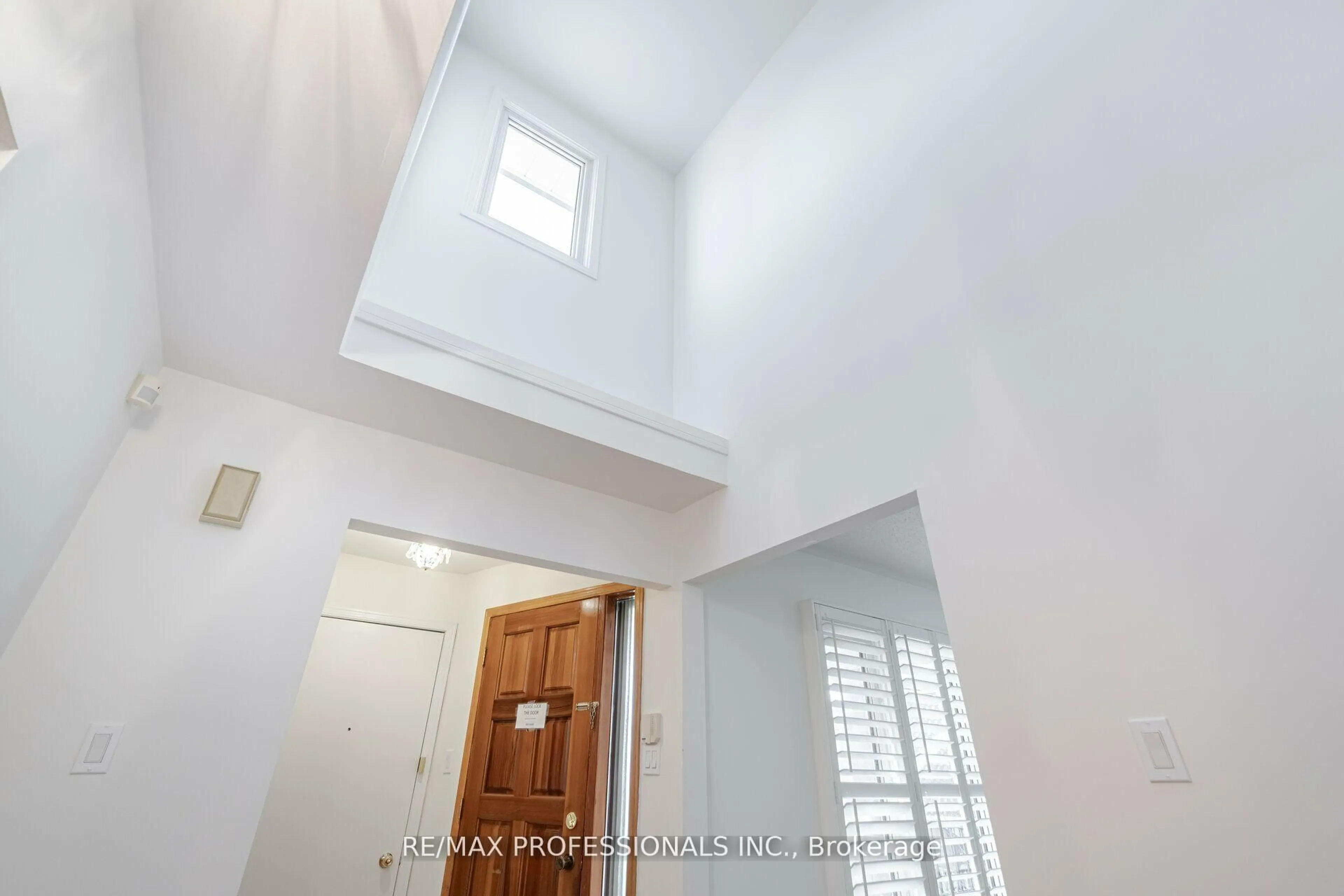Indoor foyer for 141 Kingsbridge Garden Circ, Mississauga Ontario L5R 1J7