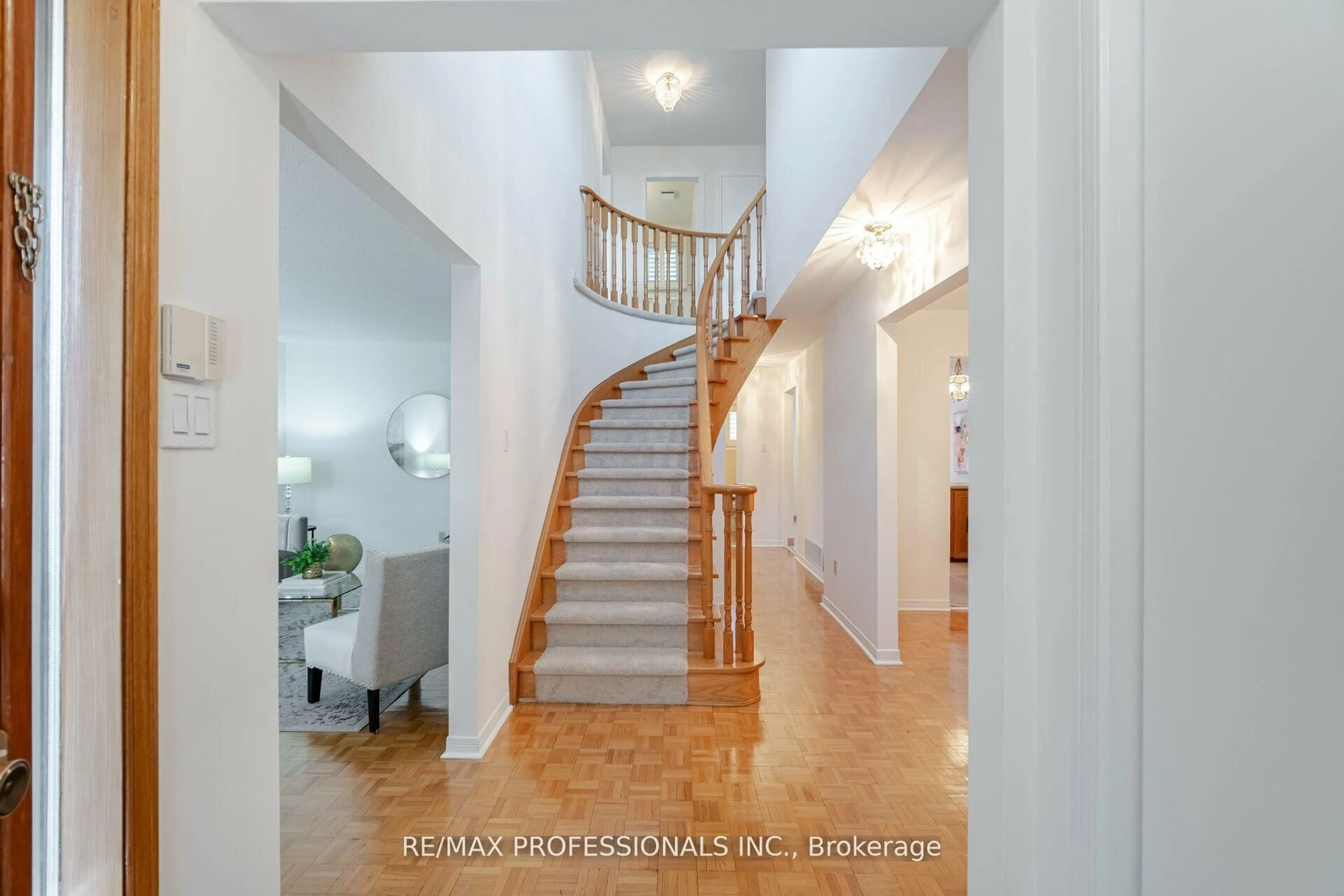 Indoor foyer for 141 Kingsbridge Garden Circ, Mississauga Ontario L5R 1J7