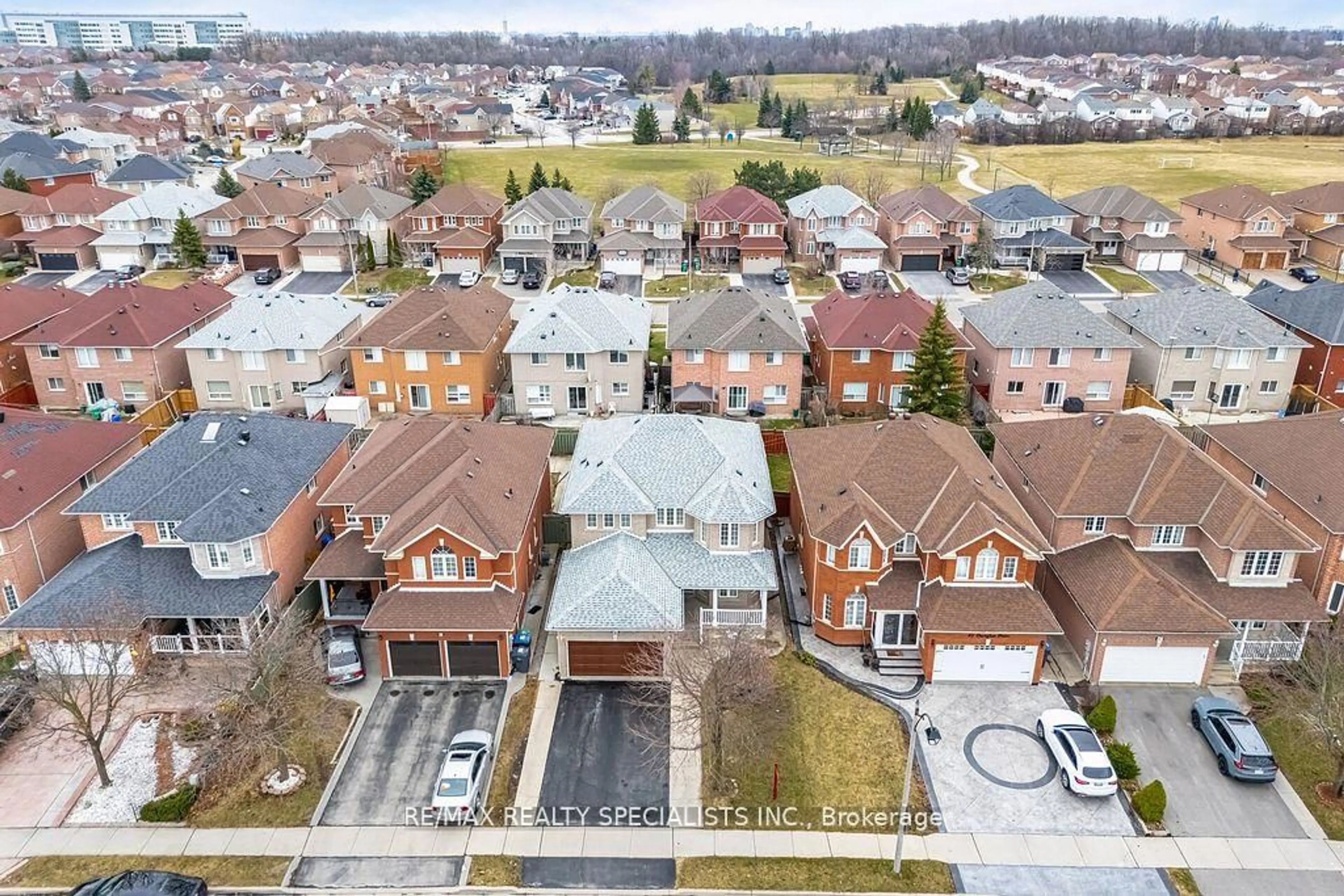 A pic from outside/outdoor area/front of a property/back of a property/a pic from drone, street for 47 Deerglen Dr, Brampton Ontario L6R 1M3