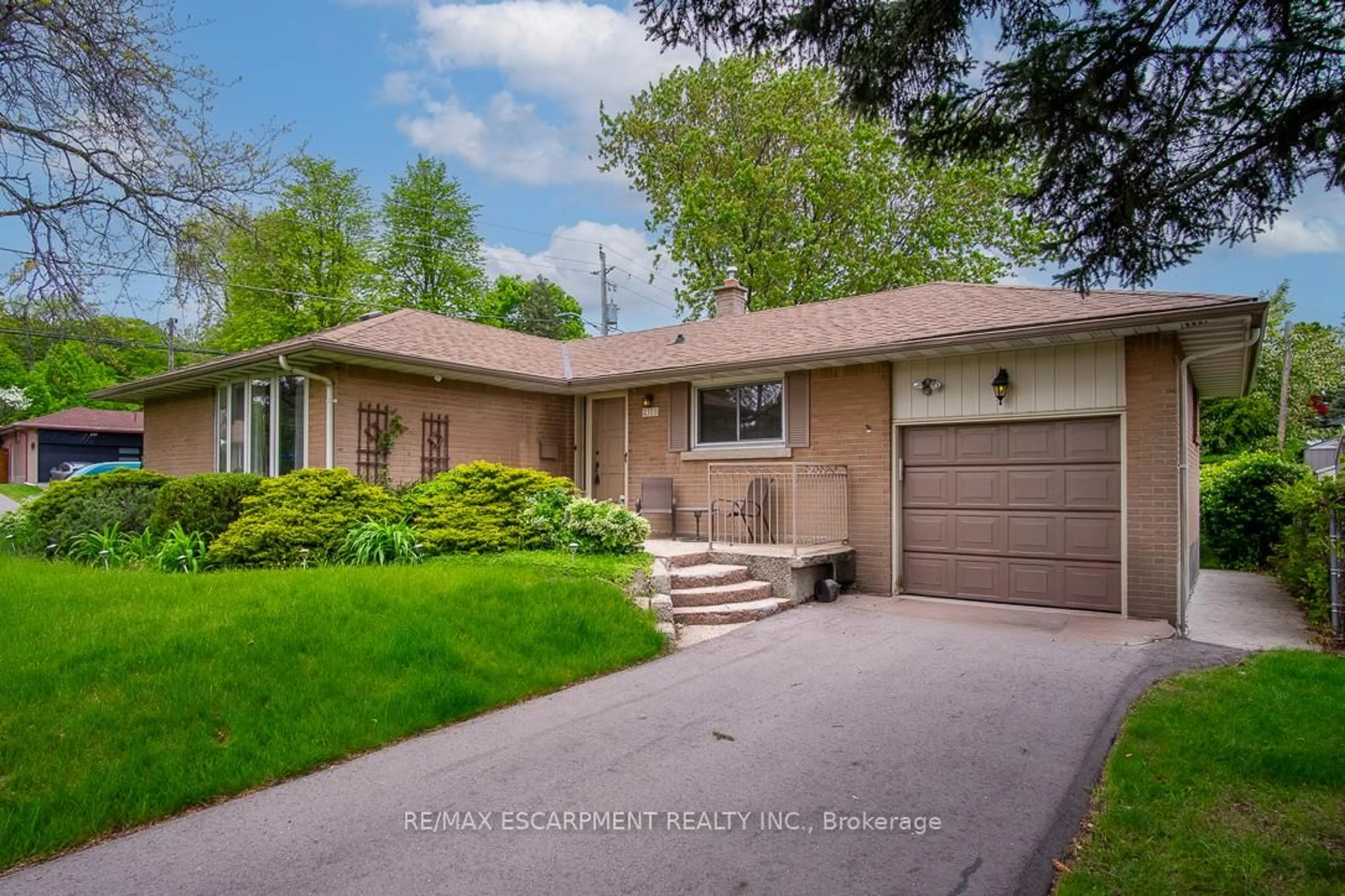 Home with vinyl exterior material, street for 2101 Ian Ave, Mississauga Ontario L5A 1C4
