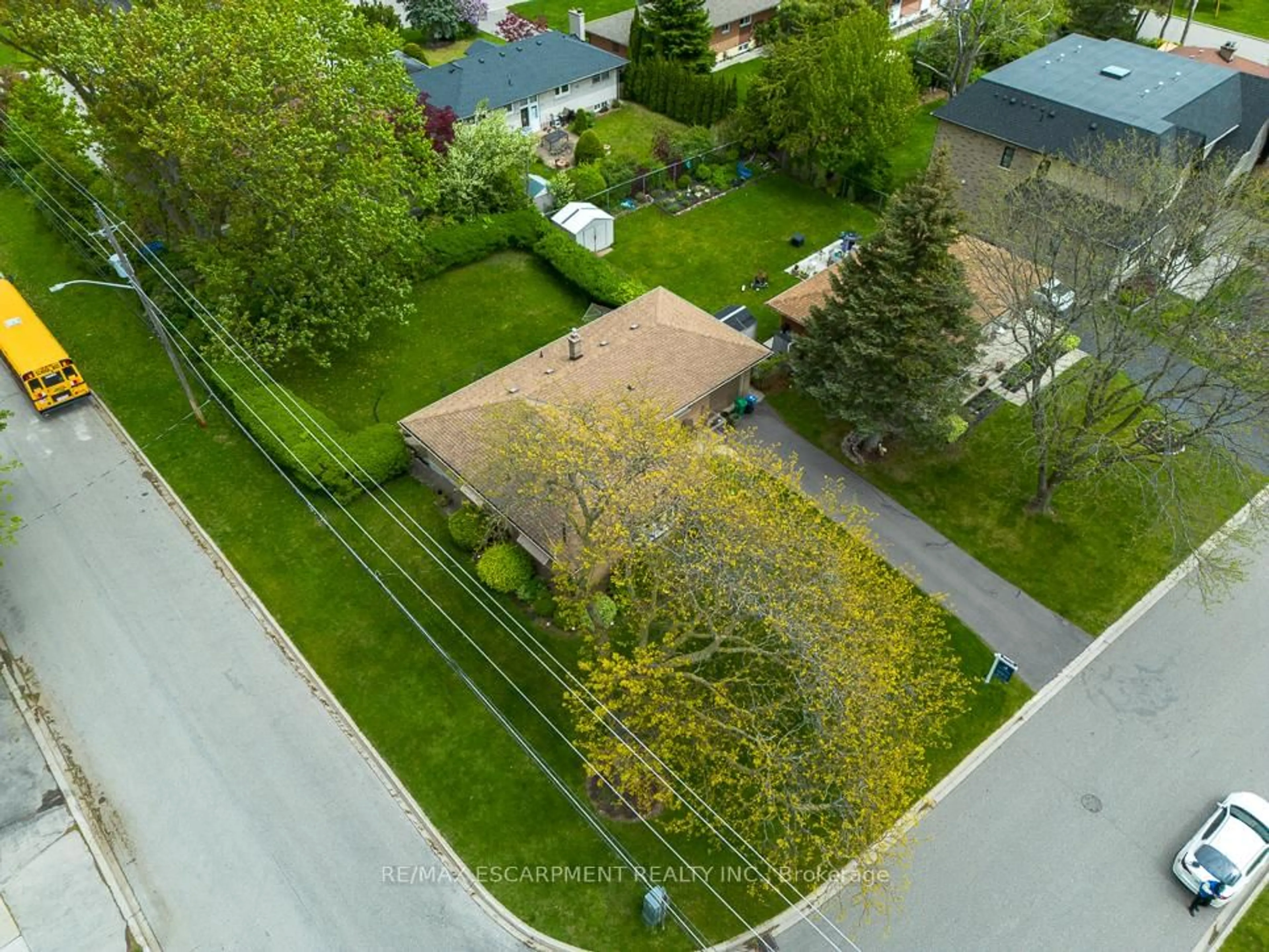 A pic from outside/outdoor area/front of a property/back of a property/a pic from drone, street for 2101 Ian Ave, Mississauga Ontario L5A 1C4