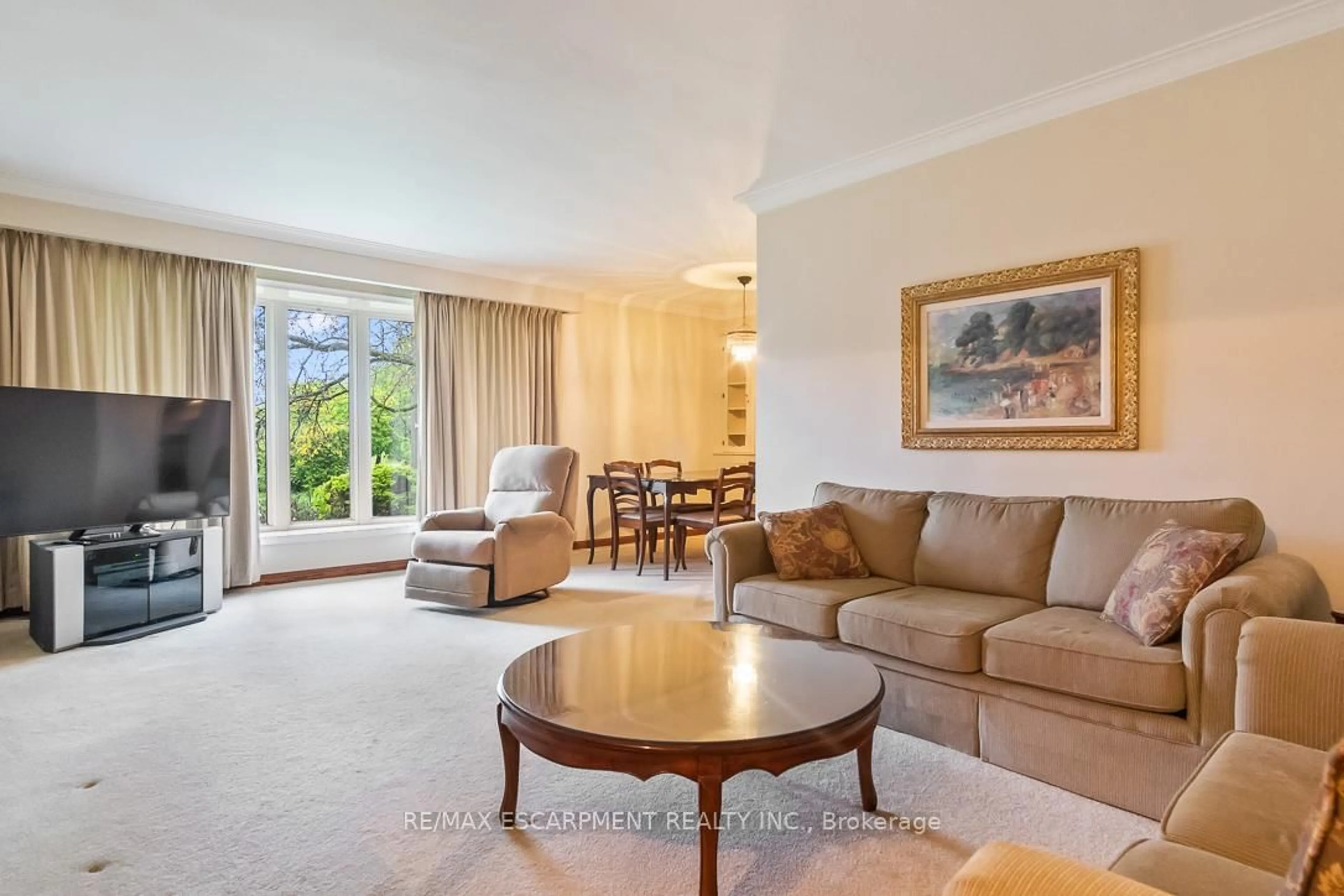 Living room with furniture, unknown for 2101 Ian Ave, Mississauga Ontario L5A 1C4
