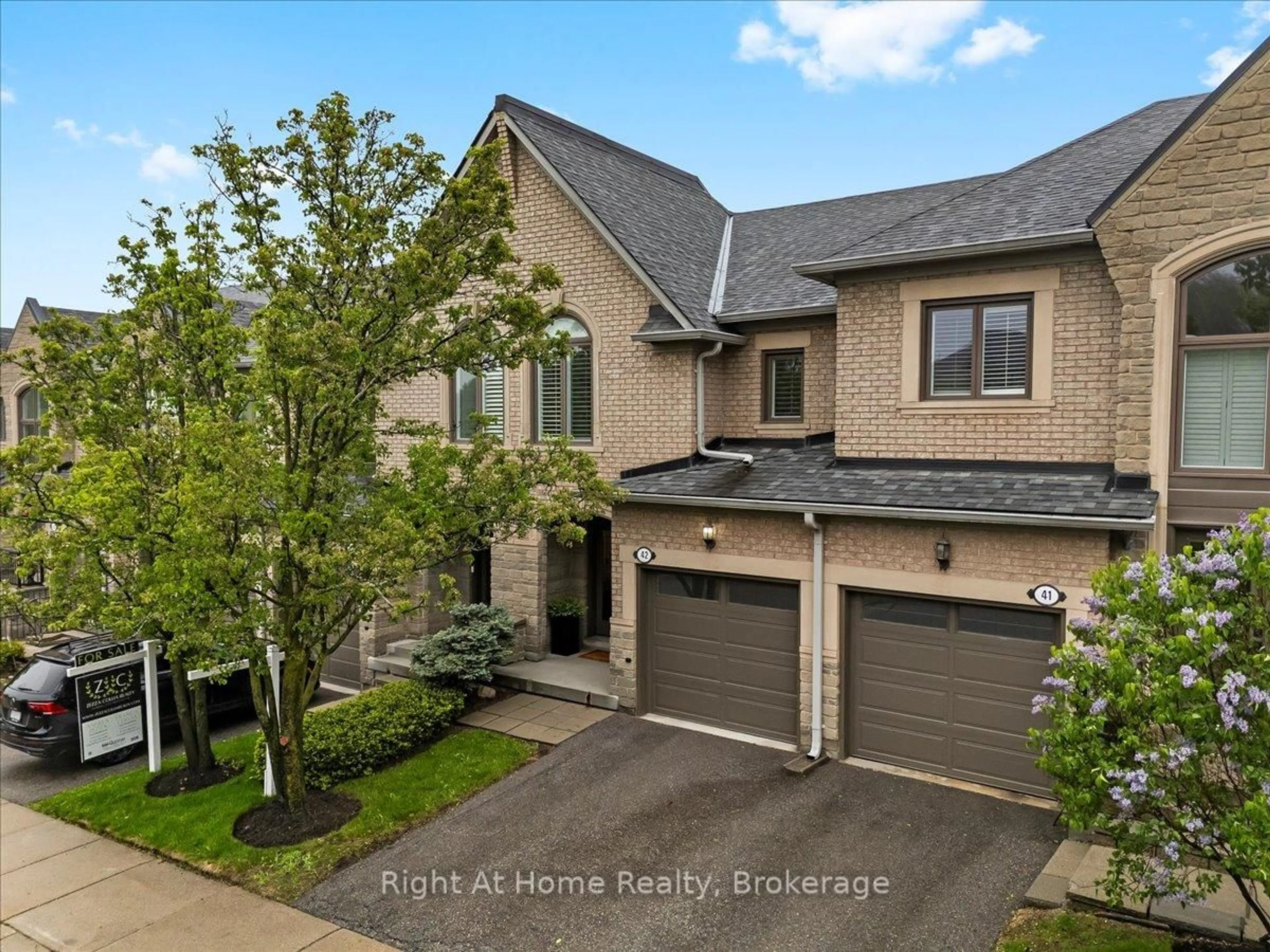 A pic from outside/outdoor area/front of a property/back of a property/a pic from drone, street for 2250 Rockingham Dr #42, Oakville Ontario L6H 6J3