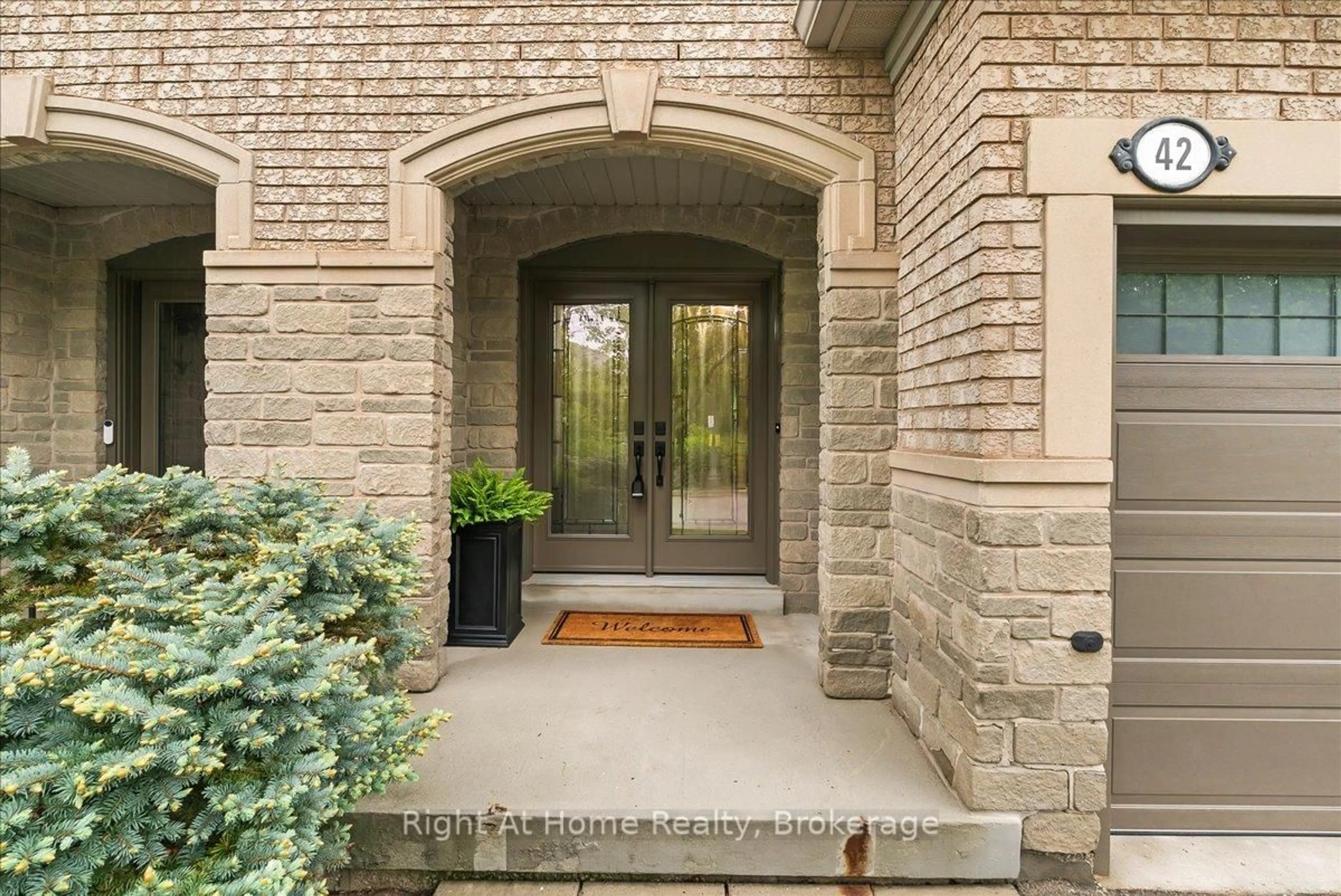Indoor entryway for 2250 Rockingham Dr #42, Oakville Ontario L6H 6J3