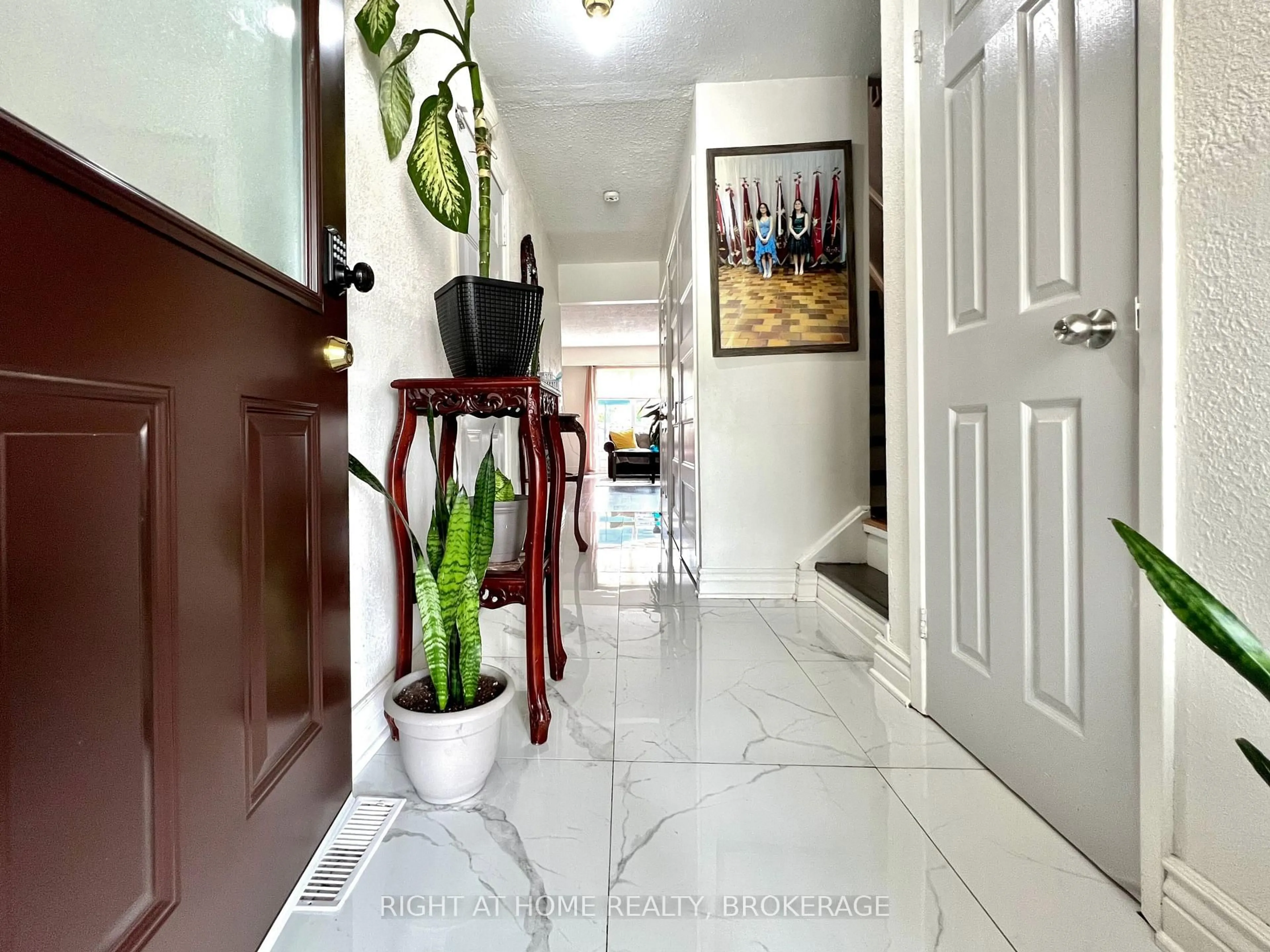 Indoor foyer for 25 Baronwood Crt, Brampton Ontario L6V 3H6